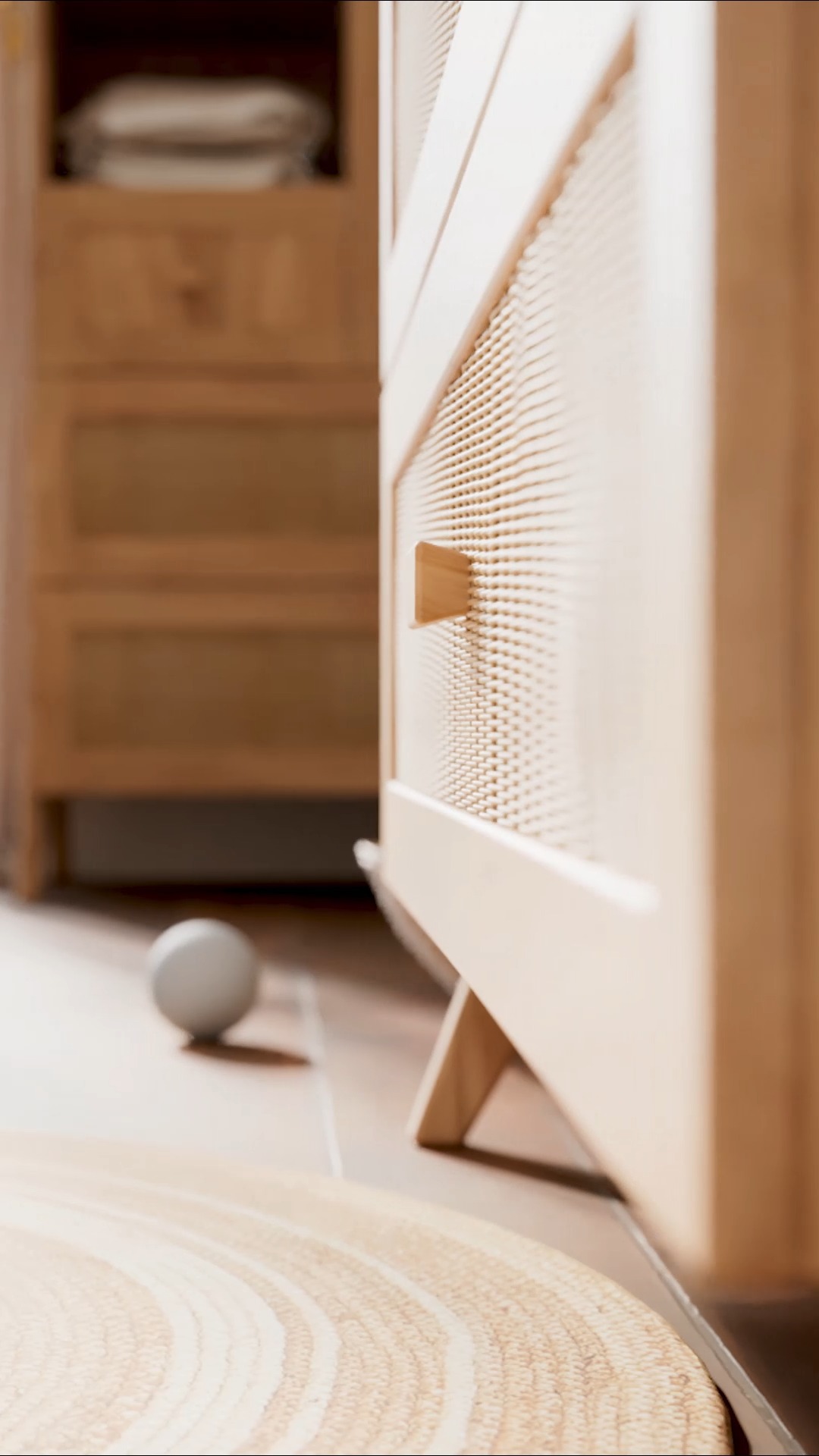 Découvrez l’harmonie parfaite entre le bois massif et le tressage délicat du rotin. Chaque détail a été pensé pour créer un sanctuaire de sérénité où votre enfant pourra grandir en toute sécurité.
Pourquoi craquer pour Marélia ?
🌿 L’authenticité du bois : Une matière vivante qui apporte une chaleur immédiate à la chambre. 🇫🇷 Le design engagé : Des lignes intemporelles et des finitions saines (0 COV) pour protéger ses premiers souffles. 🕊️ Un havre de paix : Un mobilier conçu pour durer et accompagner les rêves de votre petit trésor pendant de longues années.
L’élégance au naturel, tout simplement. ❤️
Est-ce que l’aspect bois brut est celui que vous préférez pour la chambre de bébé ? Dites-nous tout en commentaire ! 👇
#theobebe #collectionmarelia #chambrebebe #bois #mobilierdurable