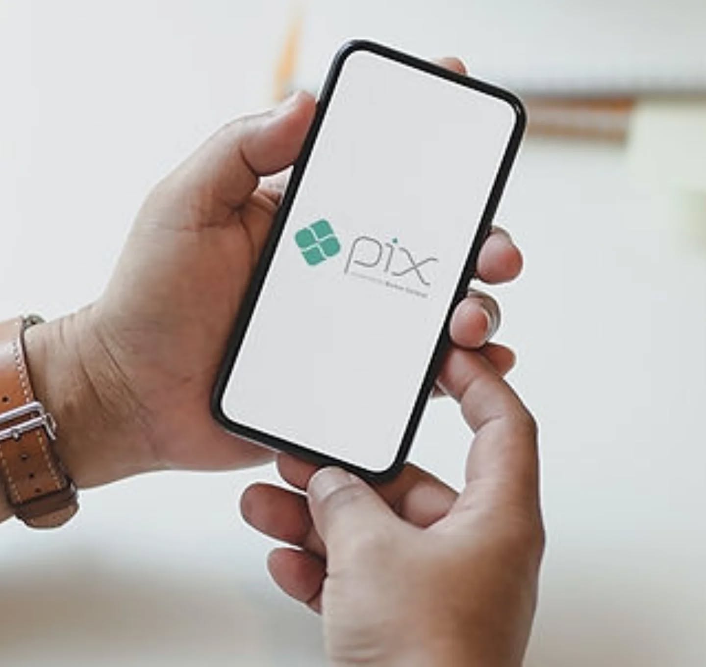 DEPÓSITO JUDICIAL COM PAGAMENTO VIA PIX JÁ ESTÁ DISPONÍVEL PARA JURISDICIONADOS DO TJPR
Desde 1º de outubro de 2024, os jurisdicionados do Tribunal de Justiça do Estado do Paraná contam com uma nova opção para realizar depósitos judiciais: o pagamento por meio do PIX. A inovação é resultado de uma parceria entre a Caixa Econômica Federal e o TJPR, que permite aos usuários da Justiça Estadual efetuar depósitos judiciais de maneira prática e rápida utilizando a ferramenta de pagamento instantâneo.
Em e-mail dirigido ao Tribunal, a CEF explicou que o procedimento de depósito judicial pode agora ser iniciado diretamente pelo site novodepositojudicial.caixa.gov.br, bastando ao depositante informar o número do processo judicial (número com 20 algarismos). A iniciativa visa oferecer mais conveniência aos jurisdicionados, que passam a ter múltiplas opções de pagamento, incluindo boleto, transferência judicial e, agora, PIX.
Leia mais em WWW.ANJUD.COM.BR