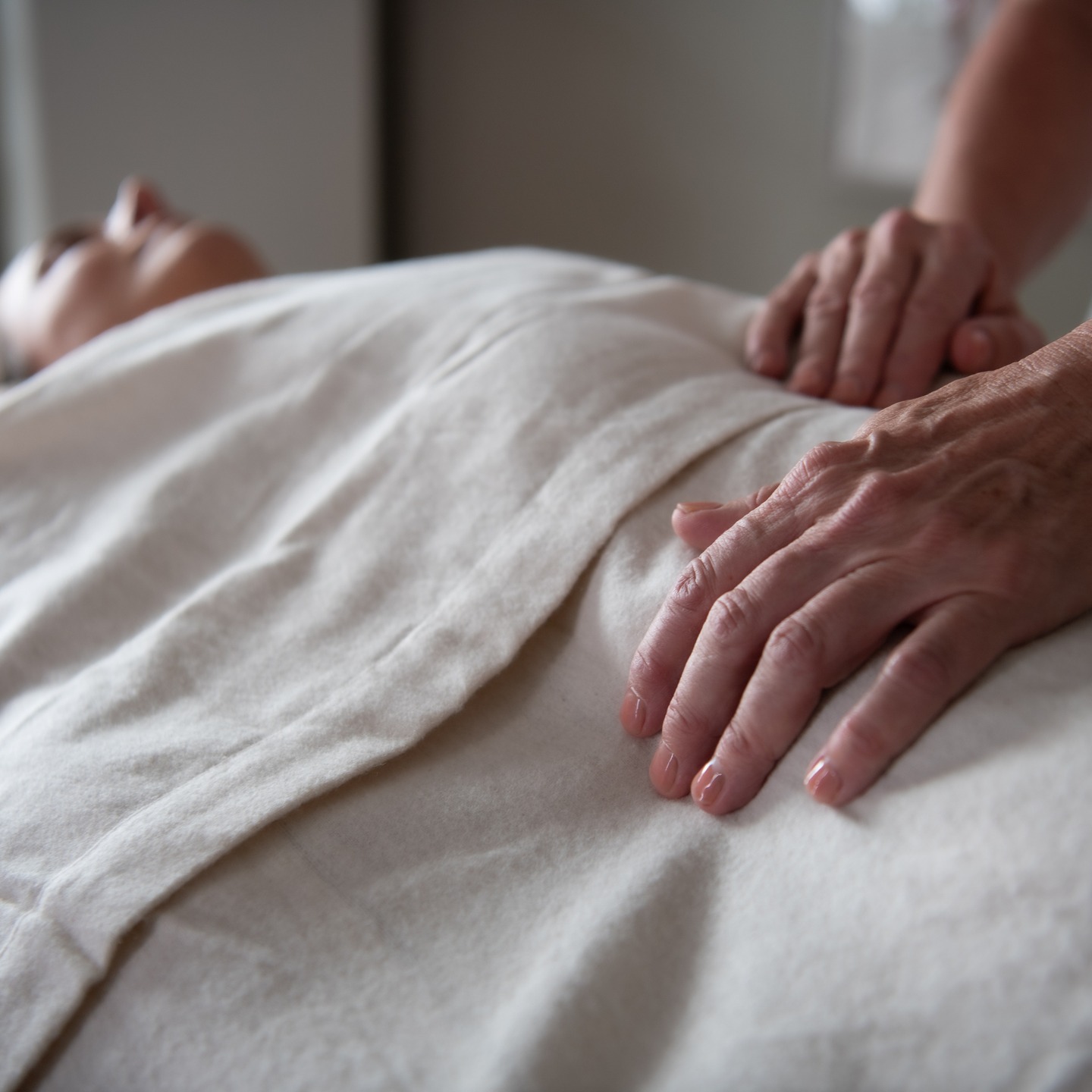 Relation og tryghed.
Et trygt rum. En nærværende relation.Kropsterapi bygger på tillid, respekt og ansvar.Her bliver du set, mødt og holdt.
#kropsterapi #nærvær #sundrelation #roikroppen