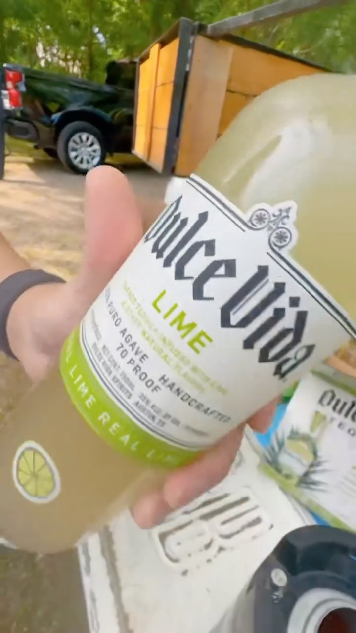 Uno mas por favor!🍋🟩🧂Margaritas with our favorite tequila @dulcevidatequila
#nationalmargaritaday #margarita #atx #baronwheels #explorepage