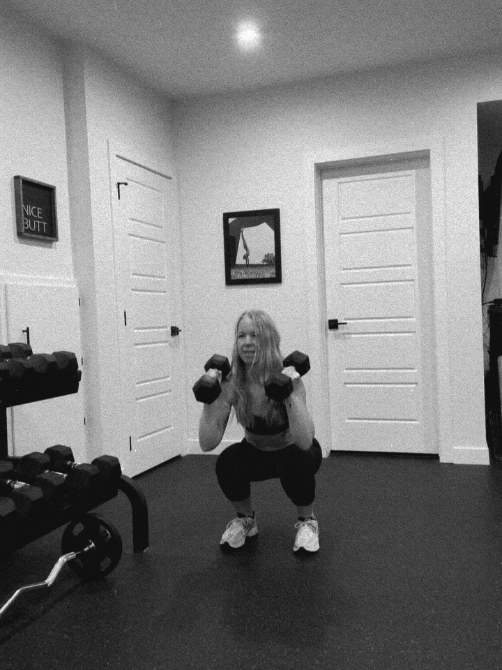 Some days we need to multitask. This compound movement workout is well rounded and will make you sweat. 🙌 Effective for all levels, just choose the appropriate weights and show up where you’re at.
#compoundmovement #thrusters #dumbbellsworkout #workoutvariations #halfhourworkout