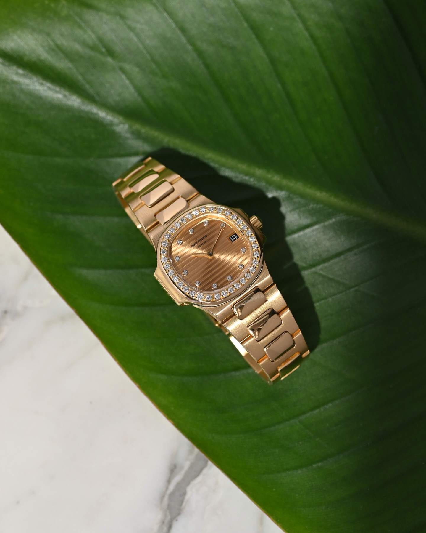 Now sold. An exceptional and rare ladies’ Nautilus variant in yellow gold.
This reference 4700/3 (the smallest size ever produced) features a factory-set bezel adorned with 36 diamonds.
The seldom-seen gold dial configuration delivers a truly spectacular result.
A true investment-grade timepiece, offered with its original box and an Extract from the Archives confirming production in 1981…
Link in bio.
.
#nautilus #ladynautilus #4700