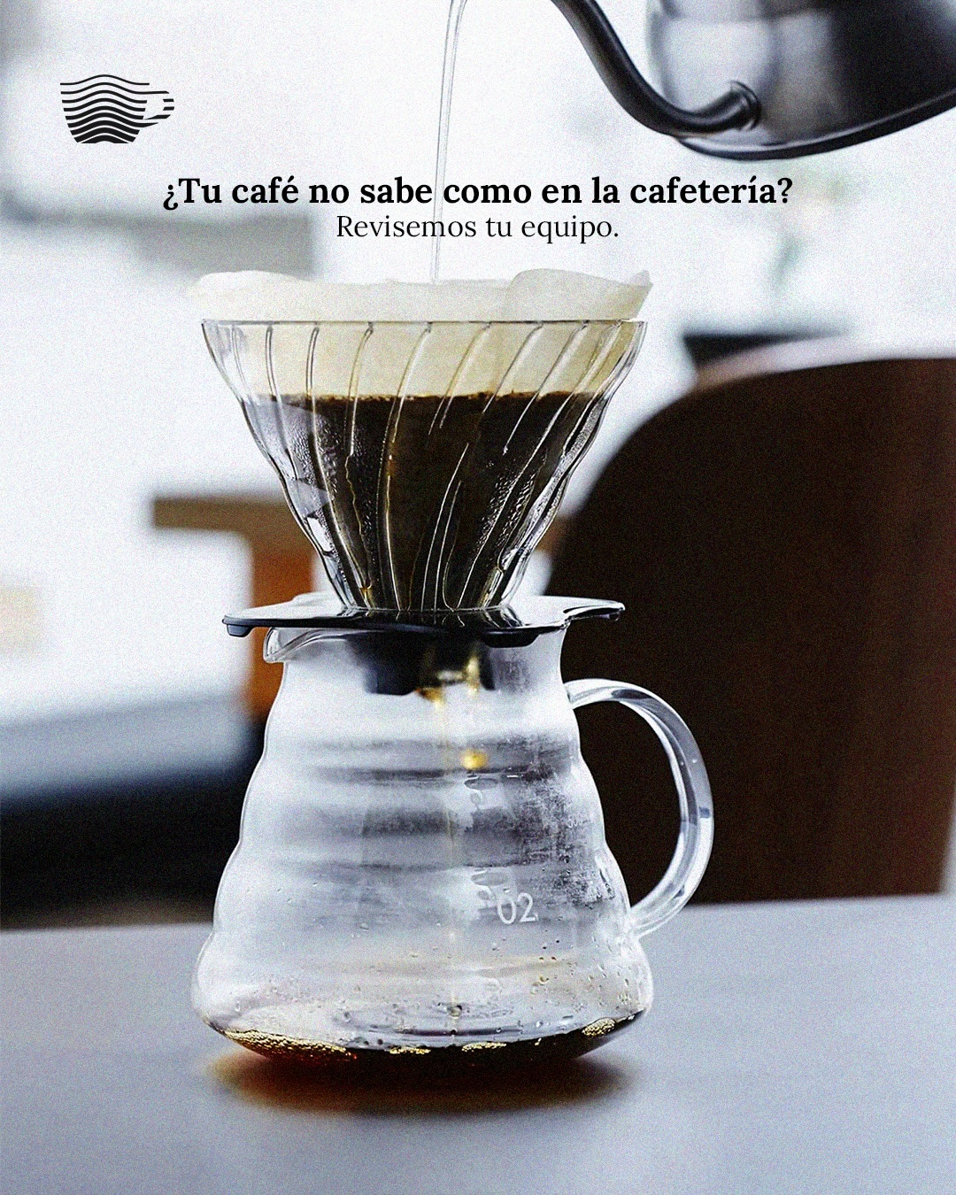 ¿Sentís que a tu café en casa le falta “algo” para llegar al nivel de tu cafetería favorita? ☕✨
Muchas veces no es el grano, sino las herramientas que usamos para extraer su potencial. En el mundo del café de especialidad, la consistencia es la clave, y para lograrla, la precisión es tu mejor aliada. 🛠️
En este carrusel te mostramos por qué cada pieza de tu setup tiene un propósito:
Control de flujo: La Kettle de cuello de cisne no es solo diseño, es la clave para evitar la amargura innecesaria.
Medición real: Sin balanza, estás dejando el sabor al azar.
Detalles técnicos: La temperatura y la purga del filtro cambian las reglas del juego.
Tener el equipo adecuado no solo mejora tu taza, transforma tu mañana en un ritual de precisión.
¿Listo para elevar tu barra personal? 🚀
En Xpecialty seleccionamos los mejores métodos y accesorios del mundo para que cada vertido sea perfecto.
🔗 Explorá nuestro catálogo en el link de la bio o visitanos en nuestros showrooms para asesoría técnica.
#XpecialtyPy #BrewingMethods #HomeBarista #V60 #Timemore CoffeeGear CafeDeEspecialidad Paraguay CoffeeLovers