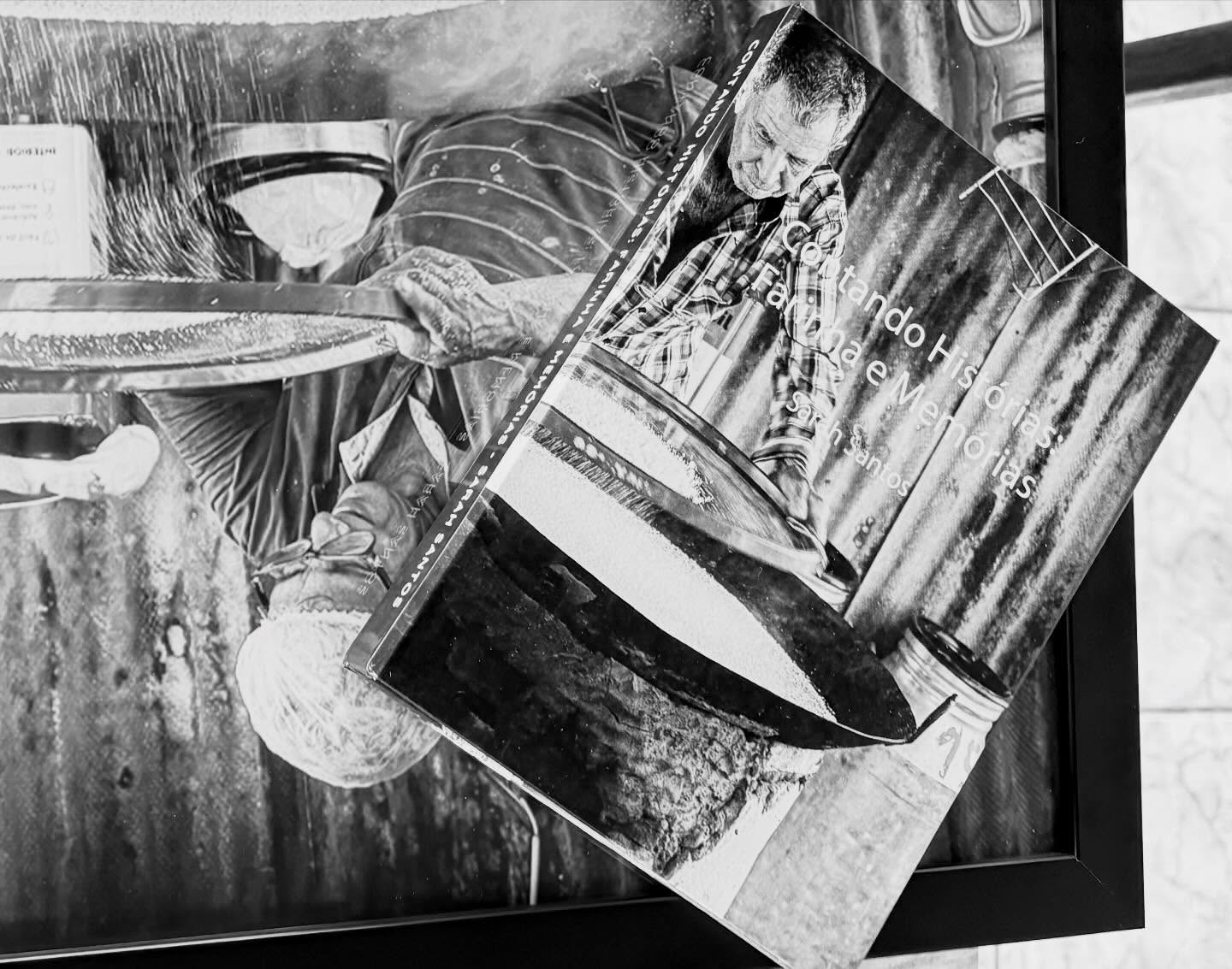 É com muita alegria que compartilhamos com vocês a publicação do livro “Contando Histórias: Farinha e Memórias”
A ideia de transformar esse encontro em livro nasceu durante a “Oficina de Saberes Tradicionais: Farinha Bijú”, realizada em 2025. Entre conversas, trocas de saberes, sorrisos e lembranças partilhadas os registros foram realizados.
Mais do que reunir relatos, o livro é um gesto de cuidado com a memória. Preservar memórias é reconhecer a importância dos saberes tradicionais, valorizar as histórias, vivências que resistem e fortalecem a identidade.
As páginas trazem fragmentos da trajetória de Dona Vilma e do fazer da farinha bijú, revelando que cada prática carrega consigo histórias, afetos e modos de vida. A preservação não está apenas nos objetos ou nas técnicas, mas nas pessoas, nas narrativas e nos encontros.
A publicação está disponível gratuitamente para download no site sarahsantos.org — é só acessar e baixar.
Que essa leitura seja também um convite à escuta, ao reconhecimento e à continuidade desses saberes que nos constituem.
#livro #fotografia #pretoebranco #farinha