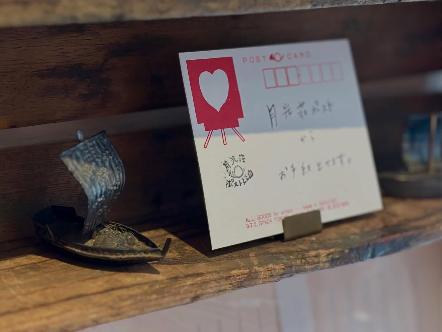 
📮〜月光荘ポスト〜🕊️
かつて銀座の月光荘画材店地下で長く使われていた“小鳥の月光荘ポスト”。
地下空間のリニューアルに伴い一度は姿を消しましたが、このたび 月光荘ファルベ にて引き継がせていただくことになりました。
ユーモアカードの横で、少し首を傾けた小鳥がポスト番をしています。
ファルベで甘いものやお茶を楽しみながら、大切な方へ手紙を書く時間をお過ごしいただけたら🕊️
ご投函いただいたお手紙には、
「月光荘ポスト経由」と記したホルンマークの消印を押してお届けいたします。
かつて月光荘ポストをご利用くださったお客様にも、再会の知らせが届きましたら幸いです😌
ーーーーーーーーーーー
〜月光荘ファルベ 生演奏の夕べ🎻〜
▪日付:2026年3月1日(日)21日(土)29日(日)
▪時間:①15:00〜②16:00〜
▪参加費:ワンドリンクオーダー
紅茶とスコーンを頬張りながら贅沢な生演奏BGMが月光荘ファルベで奏でられます。
毎回変わる演奏家たちへ、美しい音色に感謝を込めて、お帰りの際お渡しする封筒にチップをそっと入れていただければ全額演奏家へ渡ります。絵の具工場で過ごす、優雅な午後を。
📯月光荘ファルベで生演奏をしてくださる音楽家の方を随時募集しております。HPをご確認のうえ、ご興味ございましたらぜひご連絡くださいませ。
〜レディースバレエ•ストレッチクラス〜
▪日付:2026年3月22日(日)、28日(土)
▪時間:13:00-14:00
▪参加費:¥1500
▪HPから事前申し込みの上ご参加ください
〜マイカラーラボ 世界にひとつあなた色🎨〜
▪️ファルべの営業日はいつでもご参加できます。
▪️場所:月光荘ファルべ/喫茶スペース
▪️参加費:2,200円(税込)
※予約不要!混雑時はお待ちいただく場合がございます。
月光荘の絵の具工場で実際に使用している顔料とバインダーを使って、参加者自らの手で水彩絵の具を練り上げます。調色表をヒントに、思いのままに顔料を配合して完成したオリジナルカラーには、あなた自身が名付け親となって世界に二つとない色名をつけていただきます。
〜おえかき缶バッジ💎〜
◾️ファルべの営業日はいつでもご参加できます。
▪️場所:月光荘ファルべ/喫茶スペース
▪️参加費:1,100円(税込)
※予約不要!混雑時はお待ちいただく場合がございます。
たくさんの画材とあなたのアイディアで、描いた作品がいつも身につけられる缶バッジに。
マイカラーラボでお作りいただいた水彩絵の具を使うのもおすすめです!
ーーーーーーー
📯月光荘ファルべ📯
埼玉県入間郡三芳町竹間沢324-6
金・土・日 11:00-17:00
※L.O.16:30
※営業日の変更はInstagramにてお知らせします
※最寄駅:東武東上線みずほ台駅
※近くに有料駐車場もございます
※キャッシュレス決済のみ
ーーーーーーー
