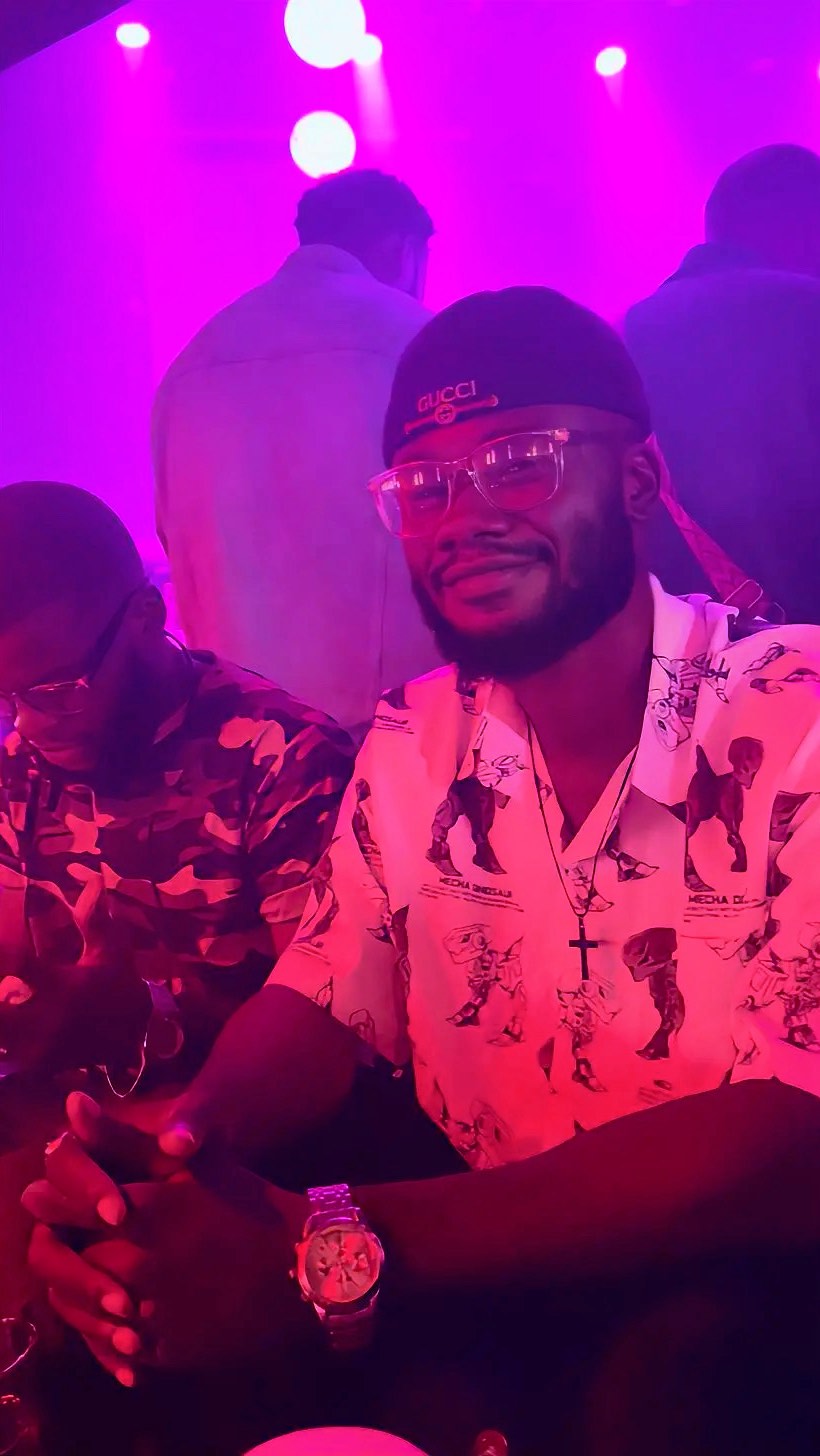 Invité au OVO Lounge Bar à Lemba le dimanche dernier, Feeling Melo a offert un moment exclusif au public présent. L’artiste a interprété, en avant-première, des extraits de son tout nouveau projet DÉSOLÉ, dévoilant une nouvelle dimension de son univers artistique.
Le public a immédiatement répondu par un soutien fort et une attention particulière, confirmant l’attente autour de cette sortie.
Pour clôturer cette performance, Feeling Melo a livré CVROLINV, un titre désormais incontournable, attendu et repris par le public, marquant une fin de prestation à la hauteur du moment.
RDCndule® Records
Different way, artists way
#rdcndulerecords #feelingmelo #feelingmelodésolé