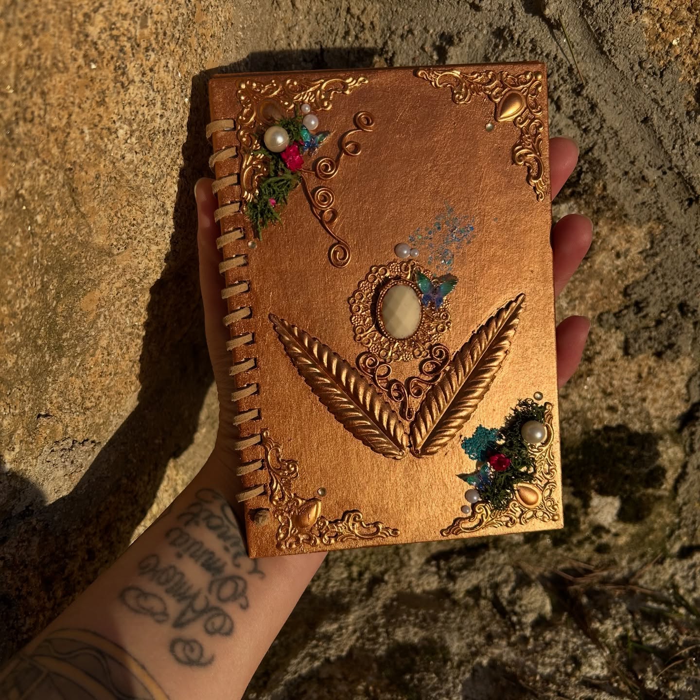 Después de mucho tiempo sin pasar por aquí… vuelvo.
Y no vuelvo igual. 🌿✨
Están ocurriendo muchos cambios en mi vida. Cambios profundos, de esos que te remueven por dentro y te obligan a mirarte de frente. Estoy reencontrándome con una parte de mí que había dejado en pausa: mi otra vocación, mi trabajo de integradora social.
Y cuando una cambia… su proyecto también cambia.
La tienda no va a desaparecer, pero sí va a transformarse. Porque La Ciencia del Alma siempre ha sido una extensión de mí, y ahora mi alma está recordando quién es y hacia dónde quiere caminar.
Últimamente lo único que me ha nacido crear han sido cuadernos mágicos. Espacios en blanco para escribir, sostener procesos, sanar, acompañar. Y este que os enseño hoy es muy especial.
Es el primero de esta nueva etapa.
Más consciente. Más alineada. Más yo.
Gracias por seguir aquí incluso en los silencios 🤍