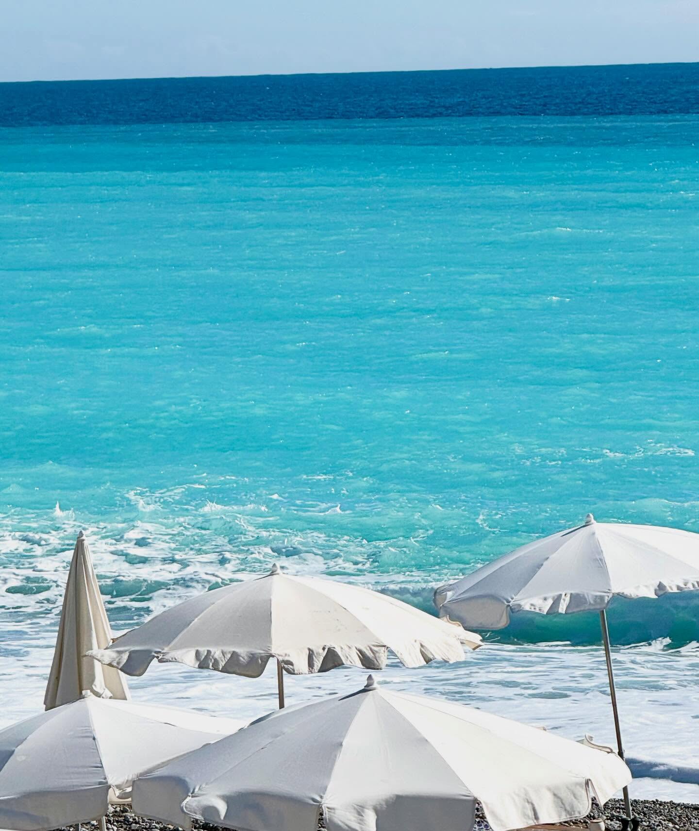 Lunch on the beach in Nice #nicecotedazur #cotedazurfrance #nicefrance #travelbloggers #retireandtravel
