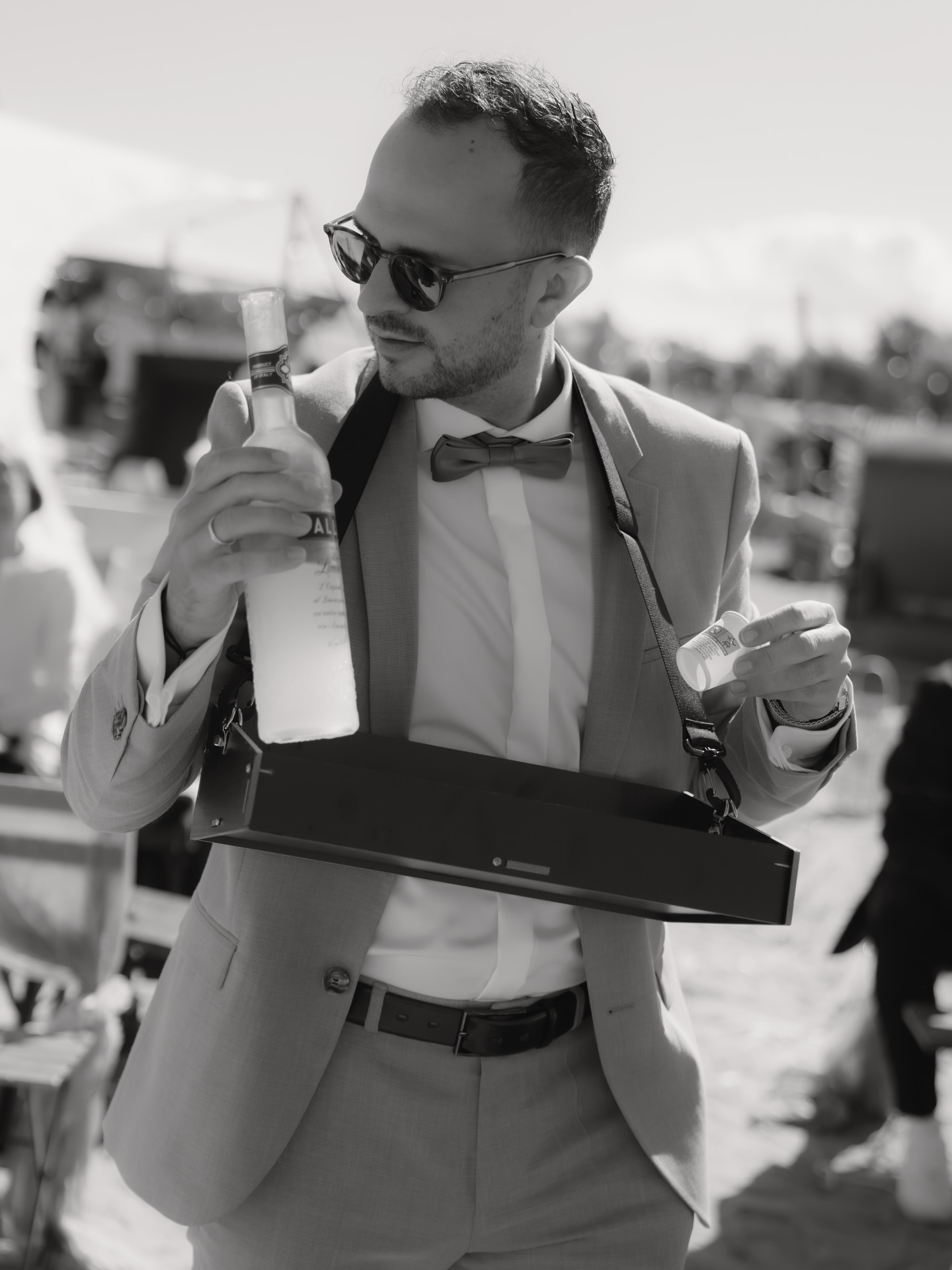 Sonne auf der Haut, Sand zwischen den Zehen und das Rauschen des Meeres im Hintergrund ☀️🌊
Bevor sie sich das Ja-Wort geben gibt’s erst mal einen schnellen Limoncello, stilecht verteilt vom Trauzeugen 🍋✨ Für die extra Portion gute Laune und dieses ganz besondere Urlaubsfeeling im Herzen.
Genau diese kleinen, ungeplanten Momente liebe ich an Strandtrauungen: das Lachen der Gäste, das Glitzern in den Augen, die Leichtigkeit des Sommers.
Sommer. Sonne. Liebe. Und ein bisschen Limoncello. 💛
#hochzeitsfotografie #strandtrauung #destinationwedding #hochzeitfehmarn #fotograffehmarn