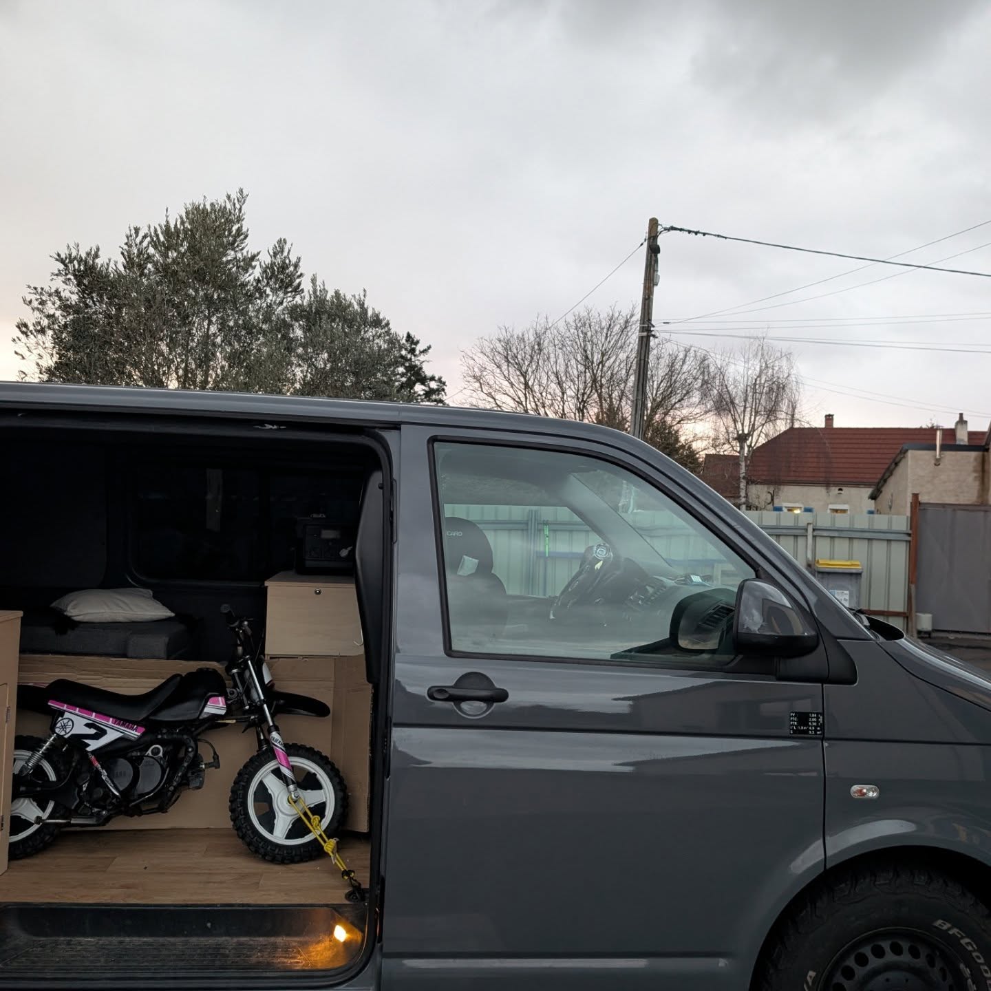 Transmission de passion en cours...
Beaucoup de fierté.
Des “encore une fois” en boucle.
La relève est déjà là, un jour on bouclera la boucle rdv dans le Gujarat en Inde rdv dans 15ans.
#PereFille #Transmission #Passion #MotoLife #FamilyRide