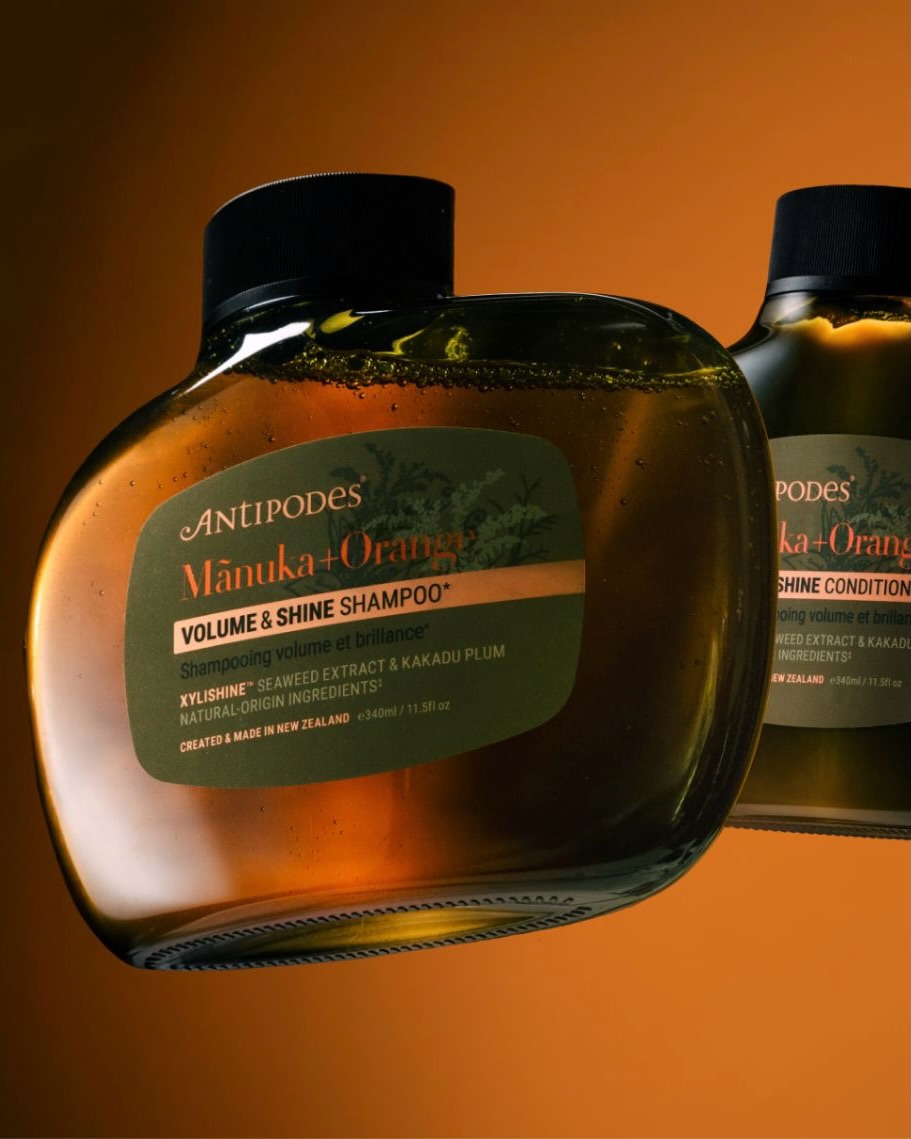 / 🌿 Nouveauté : les shampoings naturels ANTIPODES
La marque experte @antipodesskincare enrichit sa gamme avec des shampoings et après-shampoings formulés à base d’actifs d’origine naturelle, pour prendre soin du cuir chevelu et des longueurs avec précision.
Trois collections ciblées selon les besoins des cheveux :
1️⃣ Lissante & hydratante - hydrate intensément, discipline les frisottis et apporte souplesse
2️⃣ Volume & brillance - donne du corps aux cheveux fins et révèle leur éclat naturel
3️⃣ Réparatrice & nourrissante - aide à réparer la fibre capillaire et nourrit en profondeur
Des soins capillaires naturels pensés pour rééquilibrer le cuir chevelu, renforcer la fibre et sublimer les cheveux, sans compromis sur la sensorialité.
Disponibles dès maintenant sur onbs.ch 😉
.
.
.
.
.
.
.
.
.
.
#shampoingnaturel
#soincuirchevelu
#cheveuxbrillants
#routinecapillaire
#antipodes