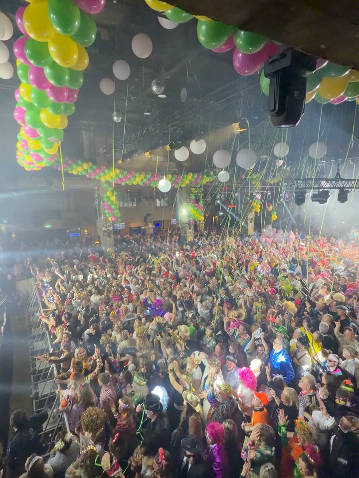 Karneval in der HALLE Tor 2:
1. @querbeatbrass heizt die Menge an 🎺
2. Lass uns nicht geh‘n @cat_ballou_musik ❤️
3. @kasallamusik - hat spontan die Bühne verlassen 🥹
4. Wilde Kerle ft. Tommi 🎤- Freibierparty
5. Schunkelmoment bei @kluengelkoepp 🫂
6. Einzug der @ehrengarde.koeln 💚💛
7. Mitarbeiter mitten drinnen👀🍻
8. Abriss again @querbeatbrass ⚡️
9/10.KÖLLE ALLAAF ❤️🤍
11. Freibierparty ft. @_djscar im 🦖 Kostüm
12. @buergergarde_blau_gold 💙💛
13. @cat_ballou_musik 🥰
14. @hoehnerofficial 😍
15. letzter Song der Freibierparty 🤩
Karneval 2026 war unglaublich- DANKE AN JEDEN GAST DER BEI UNS WAR, Wir sehen uns nächstes Jahr wieder🫶🏼