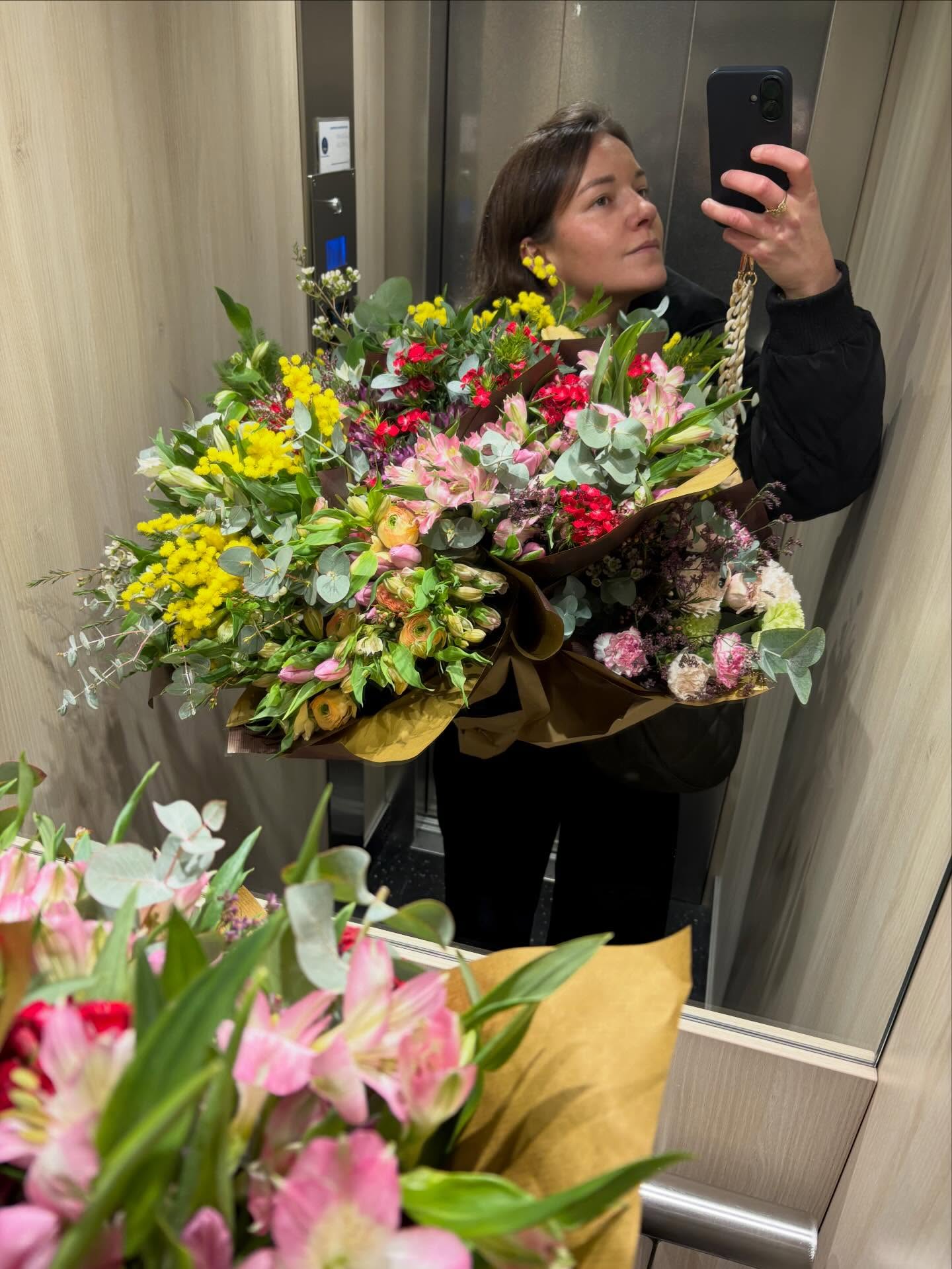 Des fleurs partout, tout le temps •
Dans vos ascenseurs parfois mais surtout livrées chez vous ou chez vos proches, au bureau ou sur vos événements !
Vous décidez, je crée 💐
#fleuristelyon #fleursdesaison #collectifdelafleurfrançaise