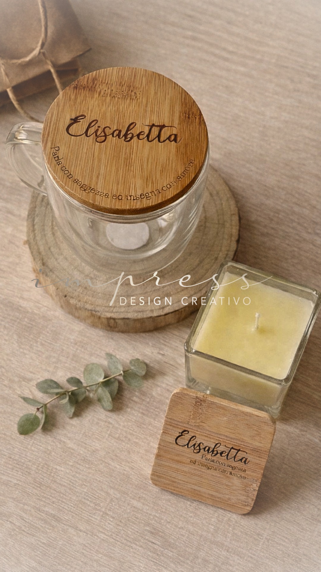 Relação não se sustenta no automático.
Ela continua viva na mensagem enviada às 22h só para dizer “chegou bem?”.
No café deixado pronto antes do outro acordar.
No bilhete pequeno que ninguém estava esperando.
Detalhe cria permanência.
Cria aquela sensação silenciosa de ser lembrado mesmo quando não está presente.
Quem se sente importante, permanece.
Quem se sente visto, fica.
Às vezes o que mantém alguém por perto não é um grande gesto.
É uma frase escolhida com cuidado e entregue no momento certo 🤎
Se hoje você pudesse escolher um detalhe para tocar o coração de alguém, qual seria? 🌿
Eu posso transformar isso em algo que ela nunca esqueça 📦