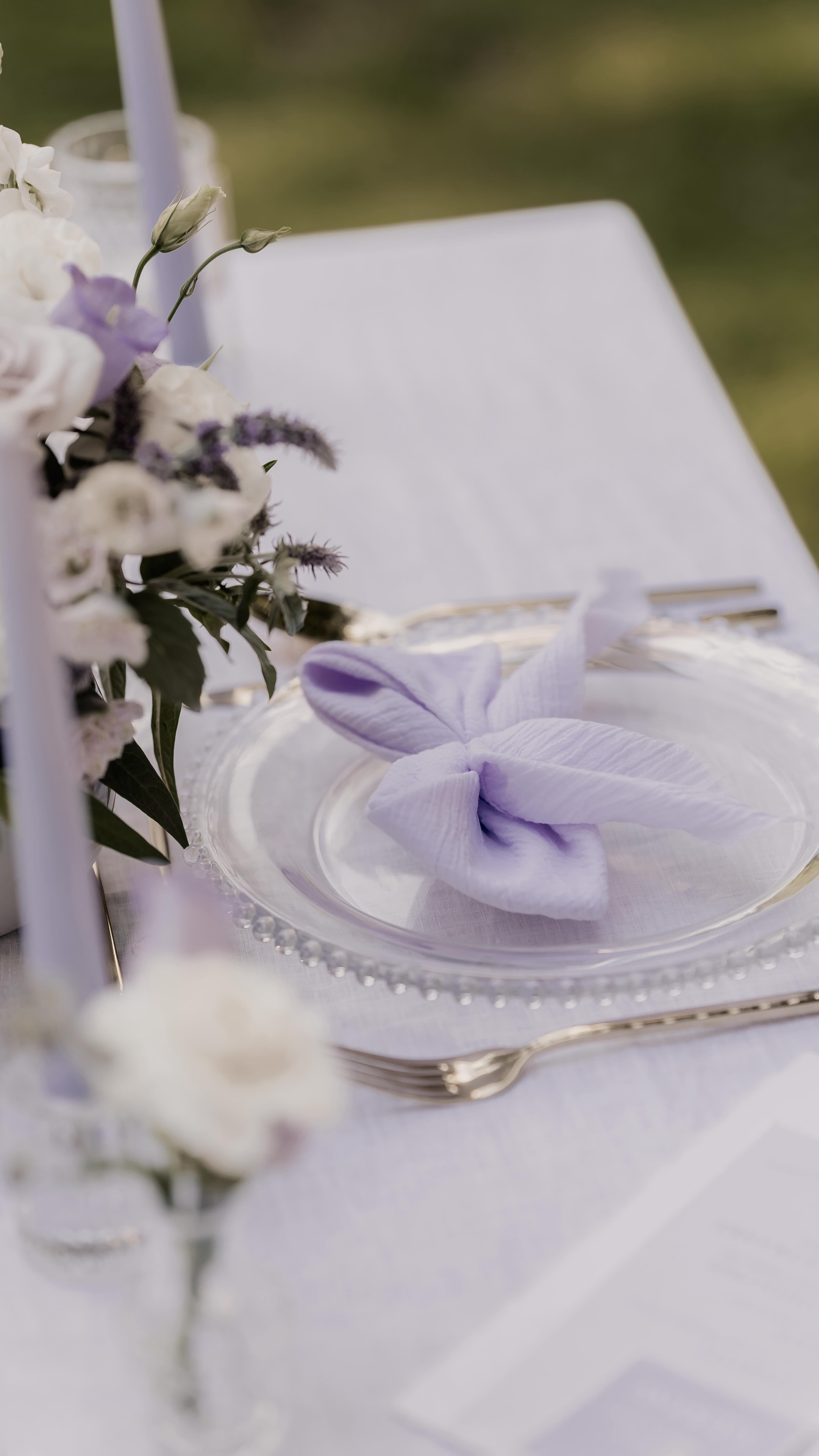 Dieses Jahr möchte ich euch so viel Inspiration wie nur möglich bieten und dabei auch ganz transparent mit euch sein.
Also was kostet dieses Bridgerton Table Setting für einen Tisch für 8 Personen?
1x Gesteck inklusive Gesteckschale 45€
3x Kerzenhalter mit je einer Stabkerze 12€
2x Glasvase inklusive Blumen 18€
2x Teelichtglas inklusive Teelicht 5€
8x Serviette 12€
= 92€ für einen Tisch
Dafür bekommt ihr eine wunderschöne Tischdekoration, die euch sommerlich leichte Vibes von Bridgerton gibt. Die Floristik besteht zu 100% aus Blüten und kommt komplett ohne Schnittgrün aus.
Natürlich ist das nur ein Beispiel von unendlich vielen. In einer Beratung erstelle ich euch gerne ein Konzept, das ganz zu euren Bedürfnissen und euren Wünschen passt. Für eine Dekoration, die sich ganz nach euch anfühlt 🤍
Soft Lilac Bridgerton Vibes
Foto: @maikewiltsphotography
Styling: @dianastyling.de
Kleid: @gluecksmoment.oldenburg
Hochzeitsfloristik
Hochzeitsdeko
Dekoverleih