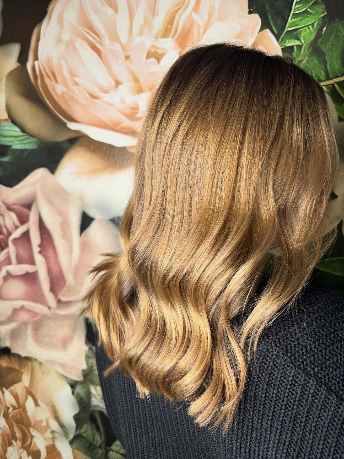 Es braucht nicht immer viel Farbe für eine tolle Veränderung! Ein simples Gloss und frischer Schnitt reichen manchmal aus! ❤️
Ein toller Vorher / Nachher Effekt ohne Haarschädigung ! Lieben Wir ✨
#hair #hairlove #haircut #glossyhair #hairstyles