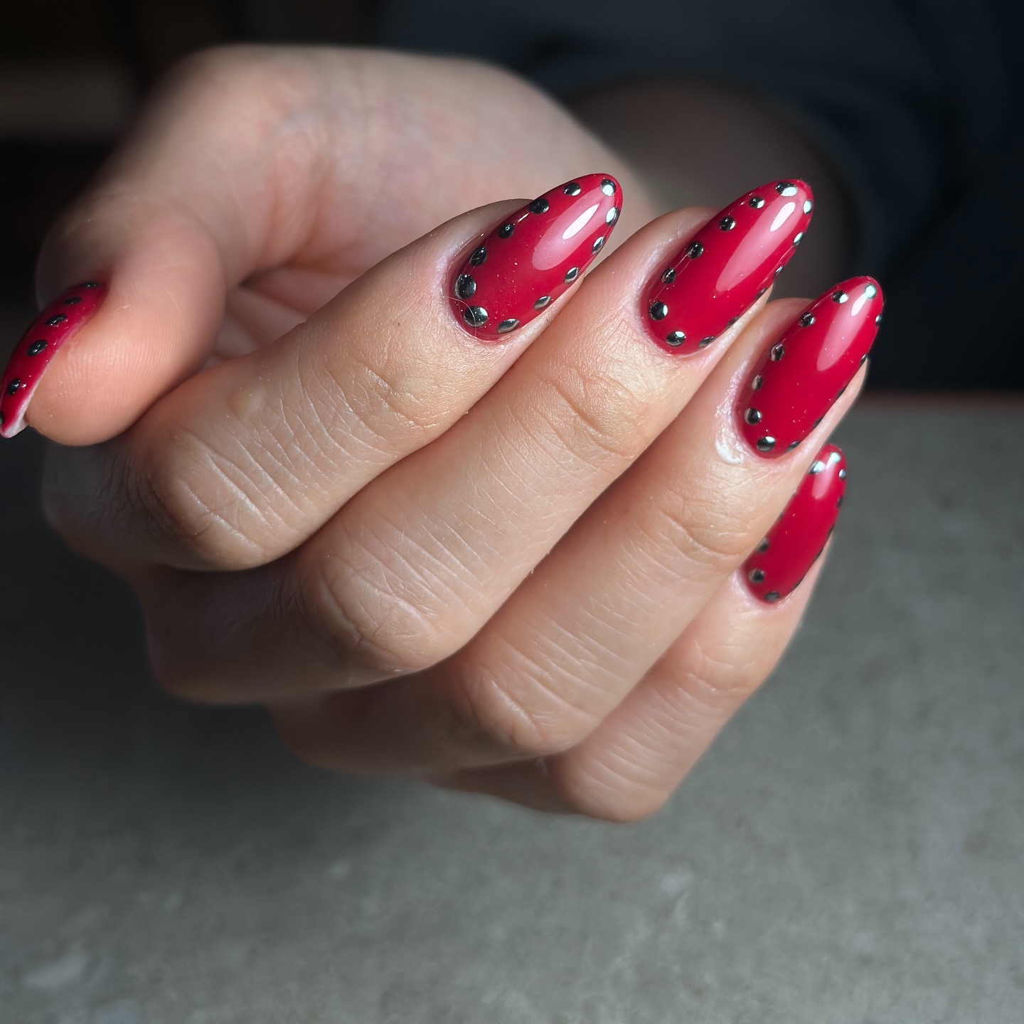 ❤️ GAINAGE & ONGLES ROUGES ❤️
Le combo parfait pour des mains élégantes et puissantes.
Le gainage renforce vos ongles naturels, évite la casse et apporte une tenue impeccable pendant plusieurs semaines.
Résultat : une base lisse, solide… prête à sublimer la couleur.
Et le rouge ?
Intemporel.
Audacieux.
Ultra féminin.
Classique, profond ou éclatant, il illumine vos mains et attire tous les regards ✨
À Montmartre, je prends soin de vos ongles avec précision et passion.
Prête à oser le rouge ? 💅🔥
#Gainage #OnglesRouges #NailsParis #Montmartre #OnglesParfaits InstitutDeBeauté