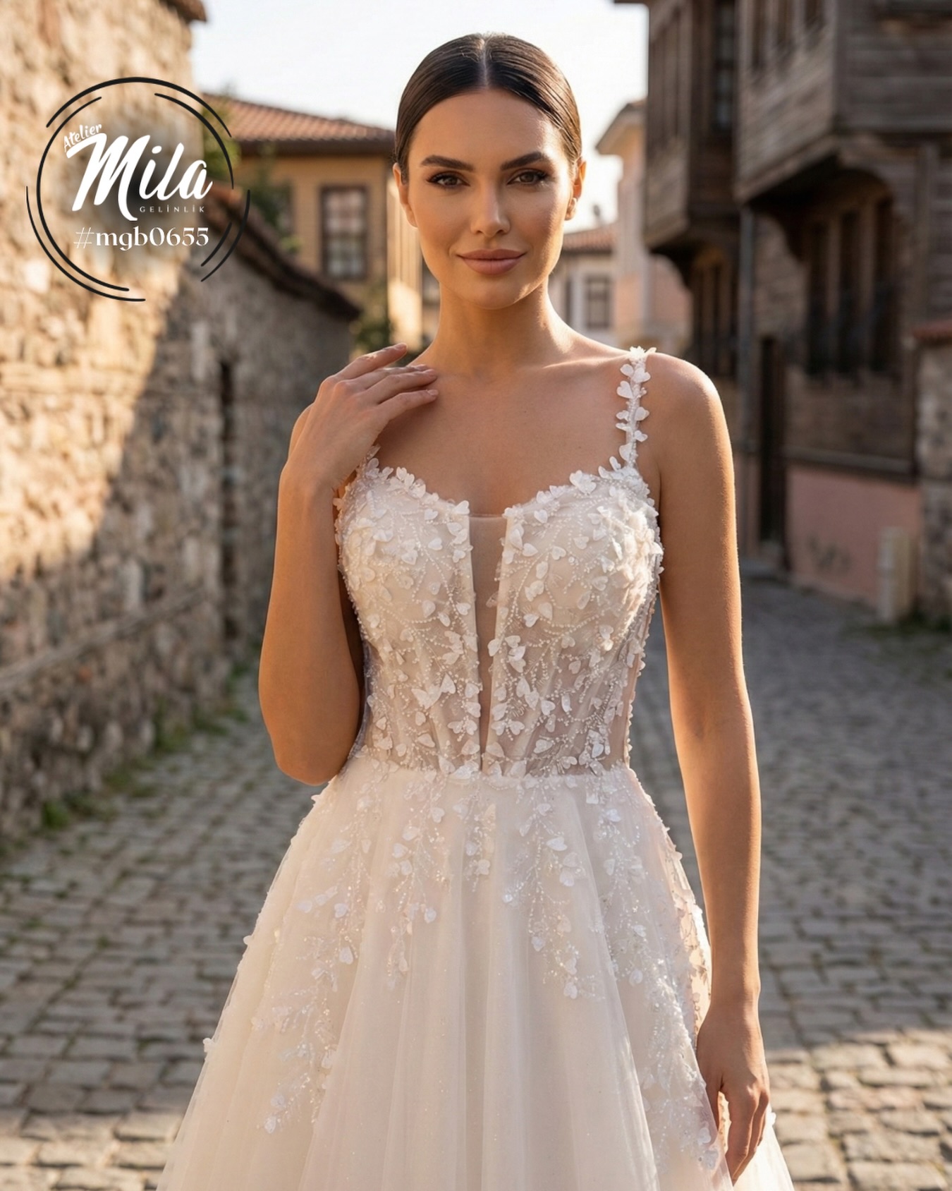 Tarihi dokunun romantizmi, zarif detaylarla buluştu. ✨ Üç boyutlu çiçek apliklerinin zarafeti ve uçuş uçuş tül eteğiyle bu tasarım, en özel gününüzde kendi masalınızın başrolü olmanız için tasarlandı.
🤍 Hayalinizdeki gelinlikle tanışmak için sizi mağazamıza bekliyoruz.
#ateliermila #kadıköygelinlik #2026gelinlikmodelleri #weddingdress #mgb0655