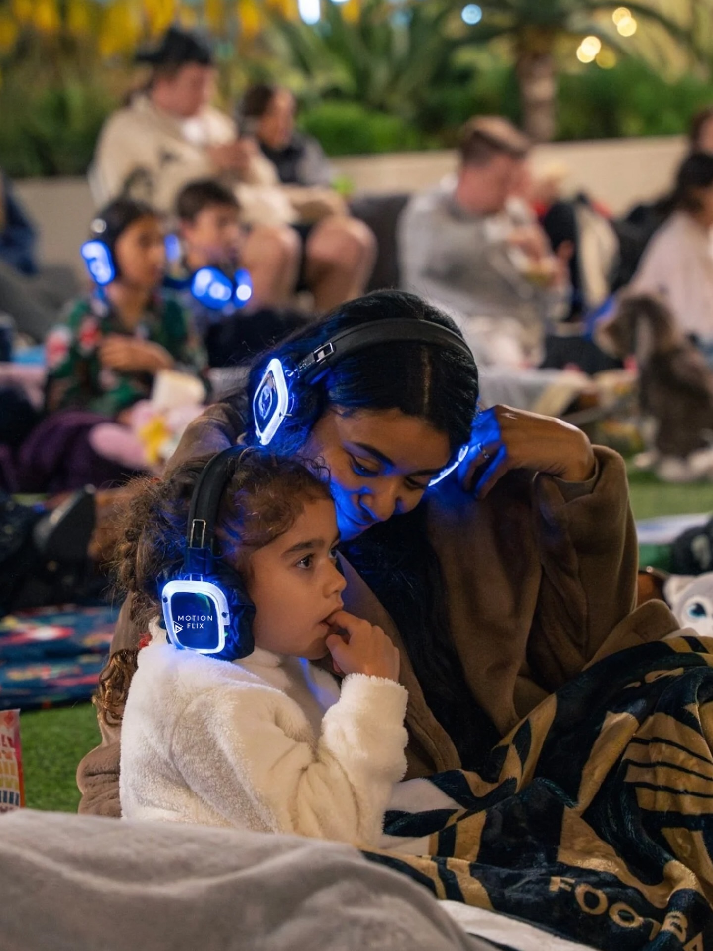 Under the stars, in their own little world 💙✨
At Motion Flix, we like to make movie nights social. Our headphones let some guests chat about the movie and catch up, while others stay fully locked in and focused on the film 🎬🍿
Cozy blankets, glowing headphones, and moments that bring everyone together.