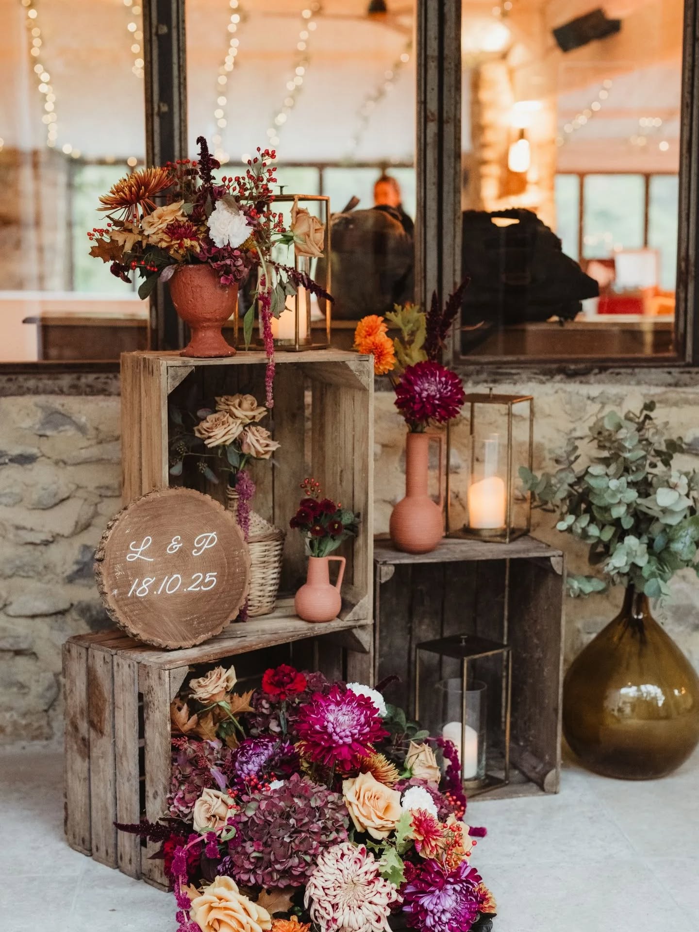 ✨ Décor d’entrée sur-mesure pour mariage ✨
Créer une première impression inoubliable commence dès les premiers pas des invités…
Pour ce mariage, j’ai imaginé un décor floral qui habille à la fois l’entrée de la cérémonie et l’entrée de la salle de réception. Une scénographie pensée pour guider les invités dans une ambiance chaleureuse, romantique et élégante, dès leur arrivée.
Au programme :
• Caisses en bois pour un esprit authentique et naturel
• Compositions florales généreuses aux teintes automnales (bordeaux, vieux rose, terracotta, crème)
• Jeu de hauteurs pour donner du rythme et de la profondeur
• Lanternes et bougies pour une lumière douce et enveloppante
• Élément personnalisé aux initiales des mariés pour une touche unique
Chaque détail compte dans une décoration de mariage. L’entrée donne le ton de toute la journée : elle doit refléter l’univers des mariés, créer une émotion immédiate et sublimer le lieu de réception.
Mon objectif ? Concevoir une scénographie florale harmonieuse, élégante et cohérente du début à la fin de l’événement 🤍
Vous préparez votre mariage et vous souhaitez un décor d’entrée qui marque les esprits ? Parlons-en ✨
Lieu @lehameaudevalouse
Photographe @picturesbymrc
Traiteur @des_anges_en_cuisine
#decormariage #fleursdemariage #scenographieflorale #weddingday #weddingflorists