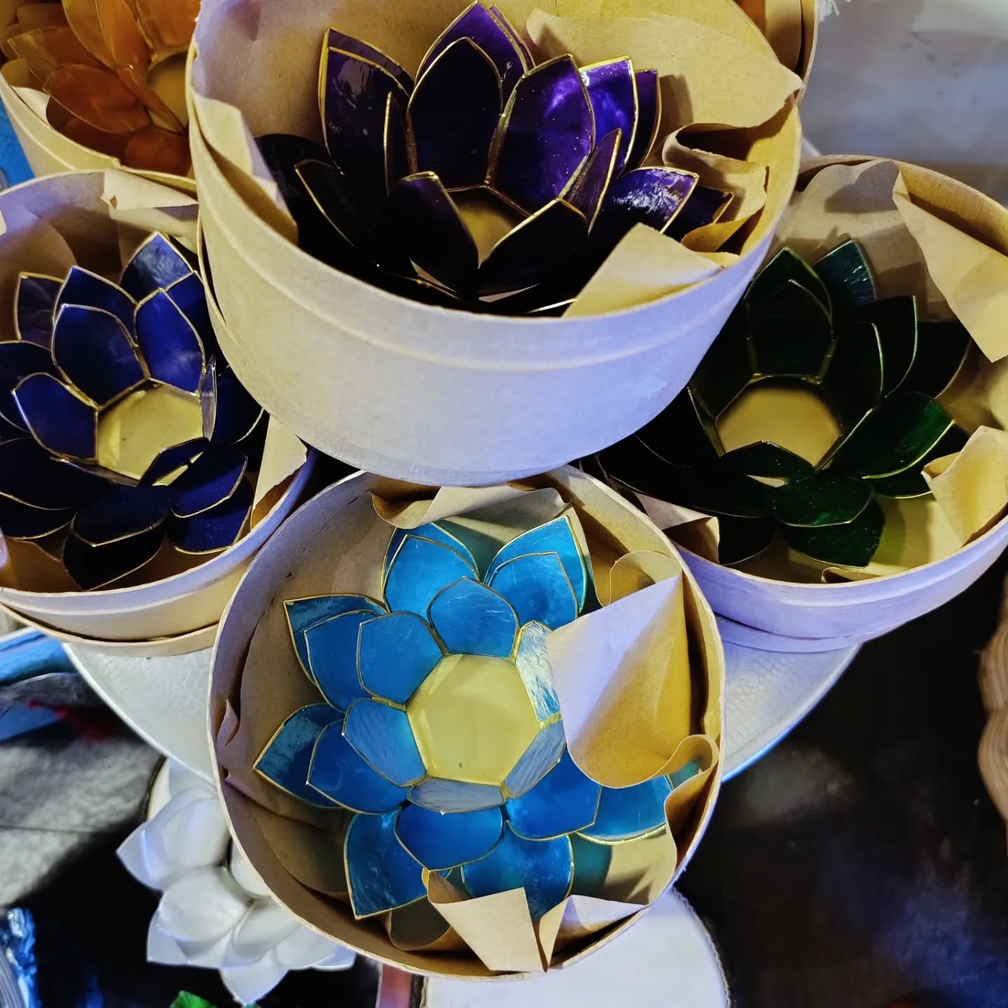 Die Lotusblume 🪷
Ist ein starkes Symbol für Reinheit, Wiedergeburt, spirituelle Erleuchtung und Selbstverwirklichung, da sie aus schlammigem Wasser unbefleckt emporwächst. Sie steht für die Fähigkeit, sich über das Chaos zu erheben, und wird in Buddhismus und Hinduismus als heilig verehrt, oft assoziiert mit Gottheiten, Weisheit und dem Weg zur Vollkommenheit.
Neu eingetroffen und erhältlich im la Fee ❤️