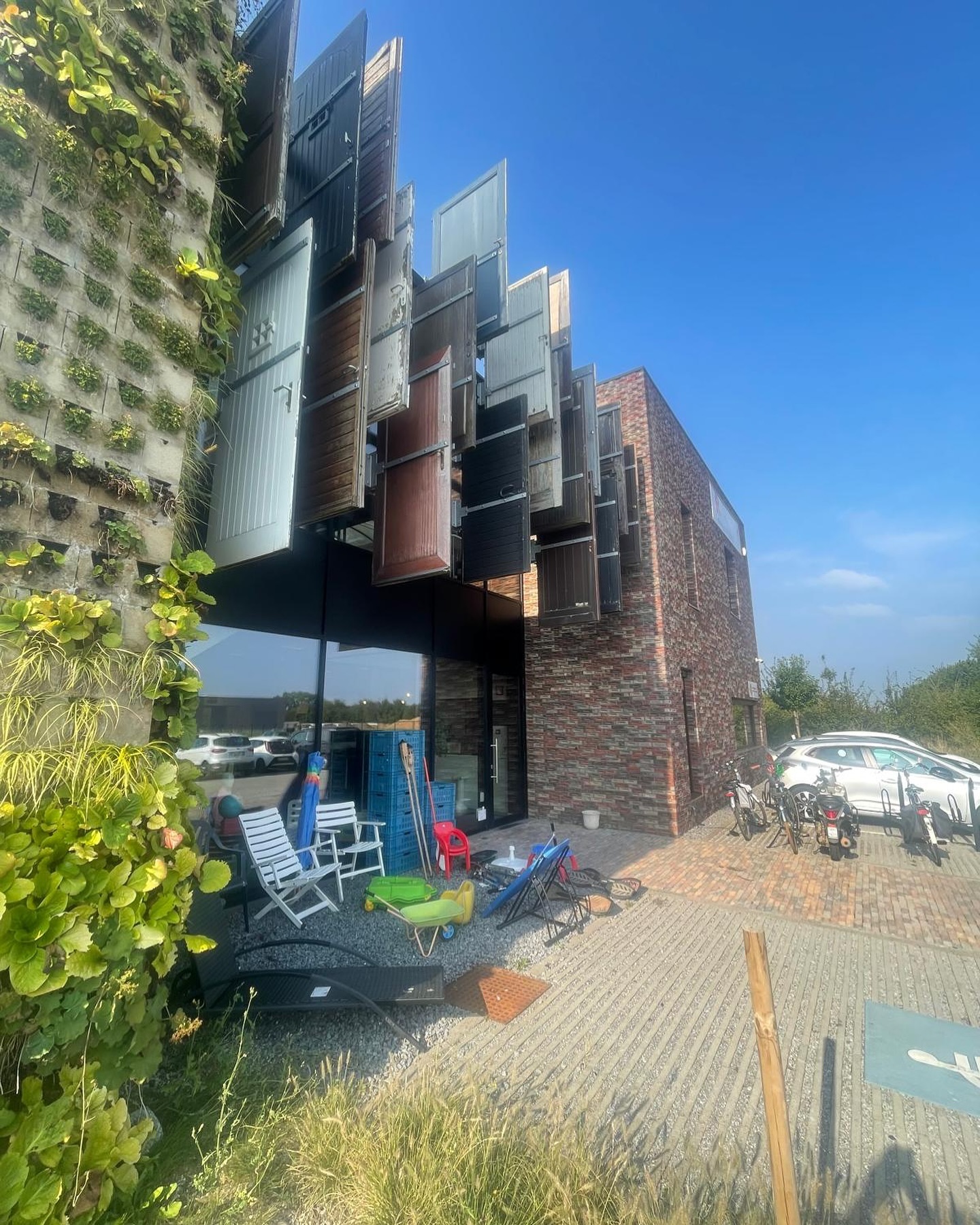 Throwing it back to one of our innovative projects—a sustainable cycle shop built almost entirely from recycled and upcycled materials! 🌿♻️ BURO B again pushed the boundaries to create something truly unique, and we’re proud of how far we went with this concept.
Not only does the design showcase the beauty of repurposed materials, but the building itself is completely energy-neutral, proving that sustainability and creativity can go hand in hand. This project continues to inspire many people every day! 💡 #SustainableDesign #Upcycling #GreenArchitecture #EnergyNeutral #Throwback #beecreative🐝 #kringloopwinkel #recycle