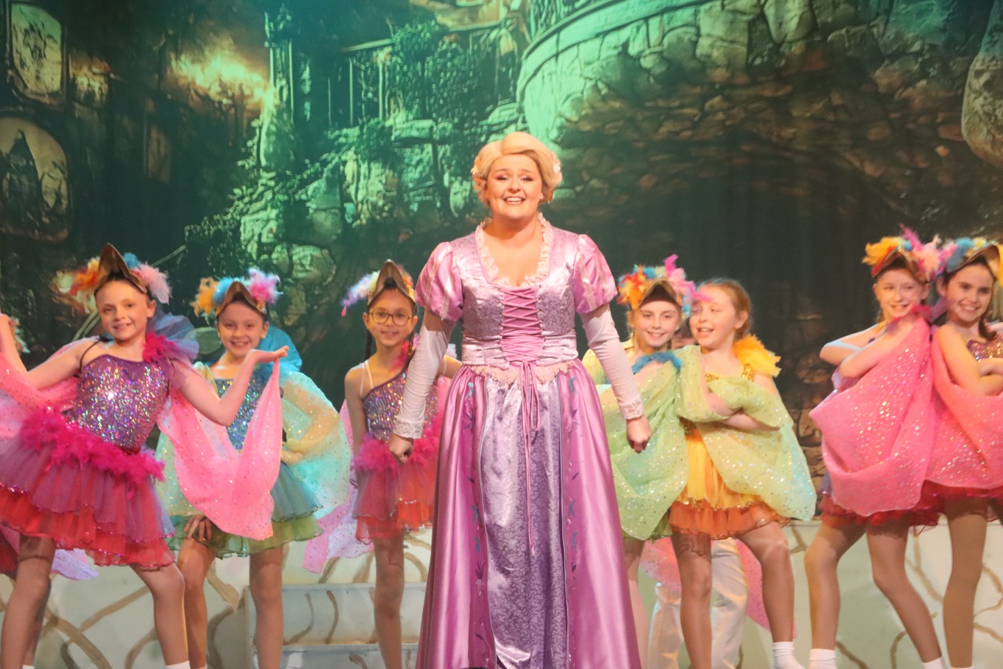 Rapunzel and her little birdies ๐ง๐ฆ๐ค
Thereโs a handful of tickets left for todayโs matinee at 2 pm and a couple of single seats for tomorrowโs matinee but they are flying out the door ๐ฆโ๐ฅ๐คฃ
All other shows sold out ๐คฉ
๐ in bio