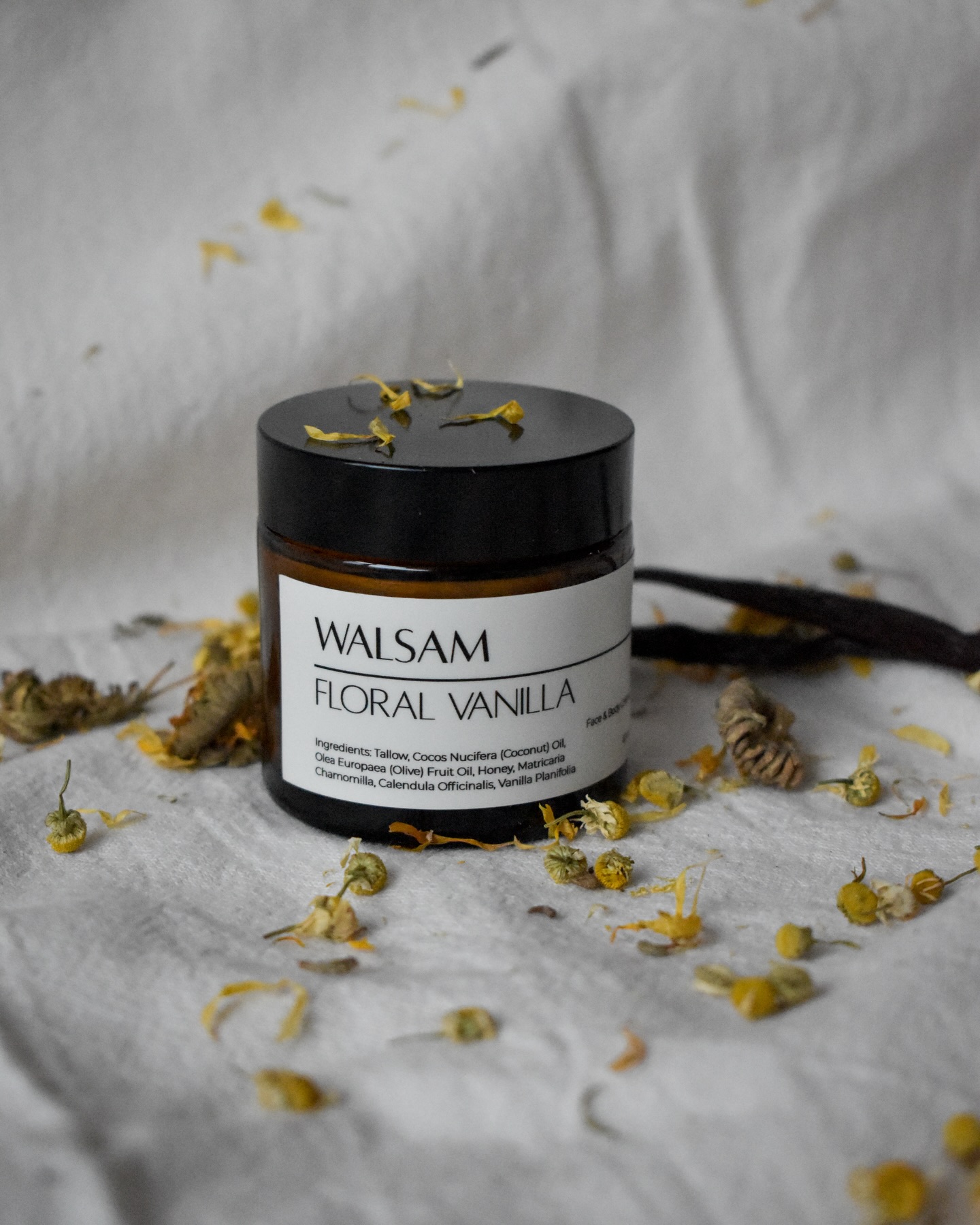 Walsam Floral Vanilla
Onze infused whipped tallow met echte calendula- en kamillebloemen en heerlijke vanillestokjes.
Waarom deze combinatie?
🧡 Calendula (goudsbloem) voor haar verzachtende en herstellende eigenschappen. Deze bloem wordt traditioneel ingezet bij een droge, gevoelige of geïrriteerde huid.
🧡 Kamille werkt kalmerend en ondersteunt de huidbarrière, vooral bij roodheid of een huid die snel uit balans raakt.
🧡 Vanille bevat antioxidanten maar geeft vooral gewoon een subtiele, warme geur.
De basis is onze whipped tallow van grasgevoerde runderen. Tallow is rijk aan vetoplosbare vitamines (A, D, E en K) en bevat vetzuren die sterk lijken op de samenstelling van onze eigen talg. Daardoor wordt het goed opgenomen en helpt het de huidbarrière te voeden en te versterken.
Een eenvoudige, voedende formule die de huid ondersteunt wanneer ze droog, gevoelig of uit balans is.
#whippedtallow #natuurlijkehuidverzorging #grassfedskincare #tallowbalm #cleanbeauty
