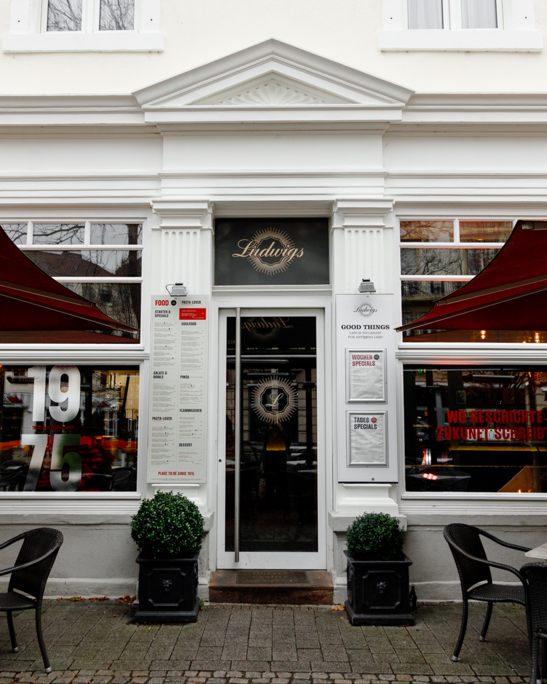 Manchmal beginnt Veränderung ganz leise. Mit neuen Worten, neuen Blickwinkeln und Details, die Haltung zeigen. Unsere neue Scheibenbeklebung greift genau das auf, was das Ludwigs seit 50 Jahren ausmacht: Geschichte, die weitergedacht wird, und ein Ort, der sich weiterentwickelt, ohne sich neu erfinden zu müssen.
#ludwigs #neuesbranding #scheibenbeklebung #50jahreludwigs #geschichteundzukunft