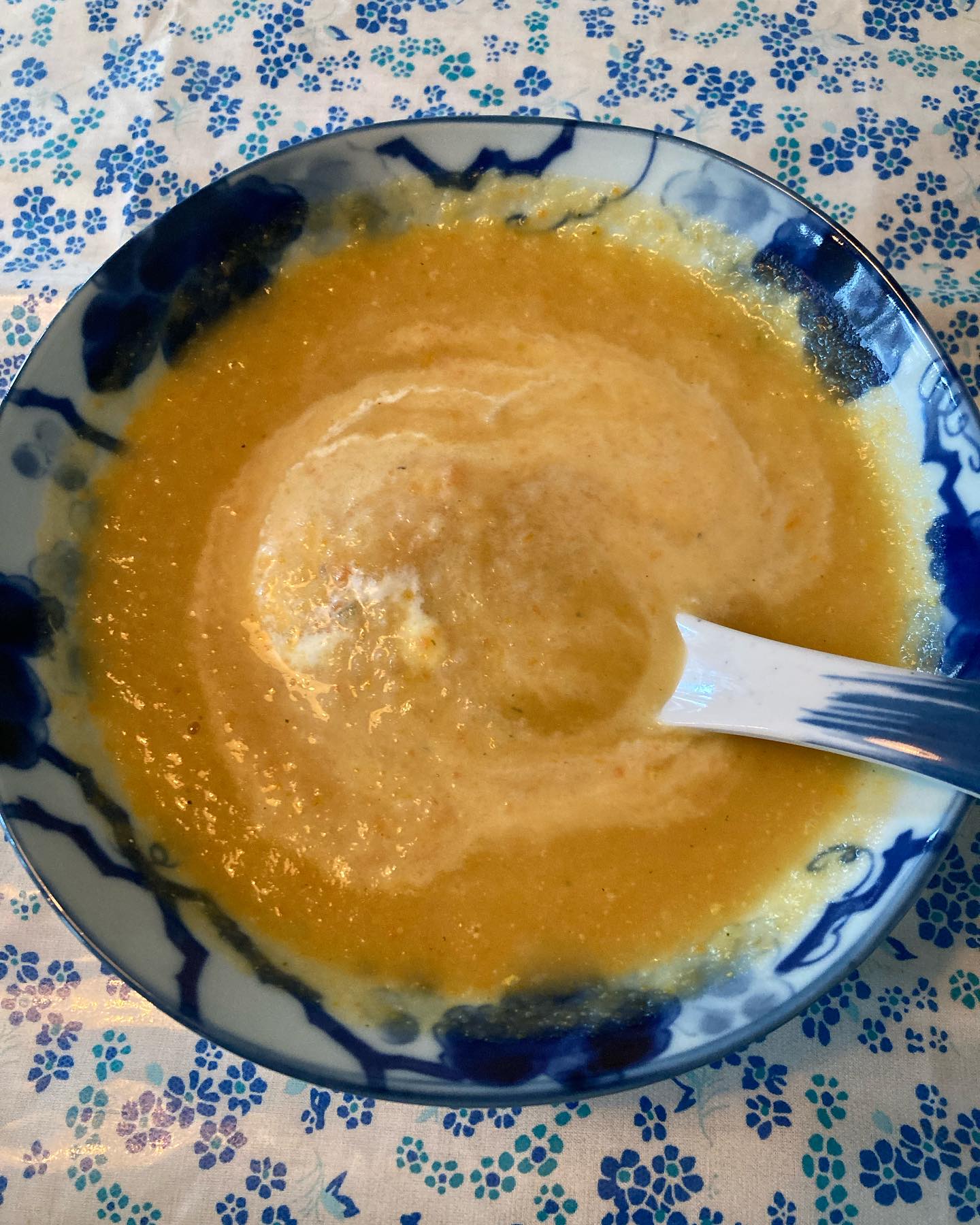 Velouté de céleri rave, carottes et kiri!
C’est un temps à soupes bien réconfortantes, plaisir très régressif quand on a besoin de se cocooner.
Le céleri rave a des bienfaits proches du céleri branche, selon la Diététique Chinoise: il tempère le Foie et les humeurs. Intéressant avec les montées du Foie du printemps! La carotte a aussi la faculté de « rendre aimable » et de nourrir le Sang du Foie.
Voici donc la soupe idéale pour tonifier la Rate et détendre le Foie!
Pour 4 personnes: 1 petite boule de céleri rave, 6 carottes, 2 pommes de terre, 1 oignon, 2 cubes de bouillon aux légumes, 4 kiris, 2 c.à soupe d’huile d’olive, sel, poivre, crème fraîche.
Éplucher les légumes et les couper en petits morceaux. Éplucher l’oignon et l’émincer finement.
Faire revenir celui-ci dans un peu d’huile d’olive, ajouter les légumes, les faire légèrement braiser. Ajouter les cubes de bouillon émiettés.
Couvrir d’eau (pas trop pour garde une consistance de velouté un peu épais).
Cuire 40minutes environ. Ajouter les kiris. Mixer.
Servir bien chaud avec un peu de crème fraîche et des croûtons!
Bon appétit!
#soupe #soupes #zuppa #soup #celeri #celerirave #carottes #carotte #veloutémaison #veloute #cuisinemaison #soupemaison #soupereconfortante #cocooningtime #kiri #dietetiquechinoise #foodtherapy #madreperlamtc