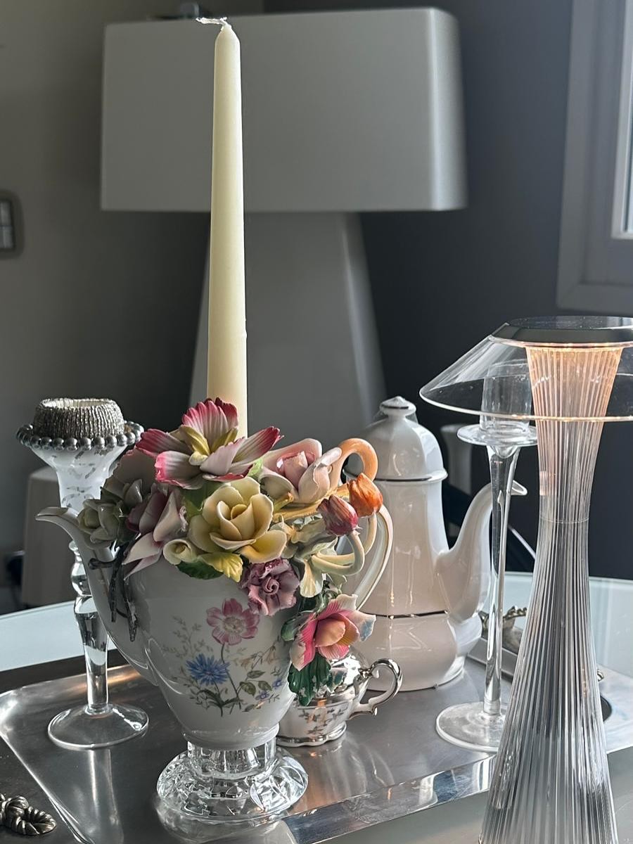 ✨Non le solite bomboniere✨
Per il matrimonio di Nicoletta & Andrea, a Venezia, sono nate 12 bomboniere/sculture.
Le NOWATT sono l’unione di ex teiere, vecchie porcellane e fiori di Capodimonte.
Tutto si sovrappone, si incastra, si armonizza.
Candelabri che nascono dall’incontro tra porcellana e memoria.
Tra oggetti dimenticati e nuova vita.
Pezzi unici, ovviamente.