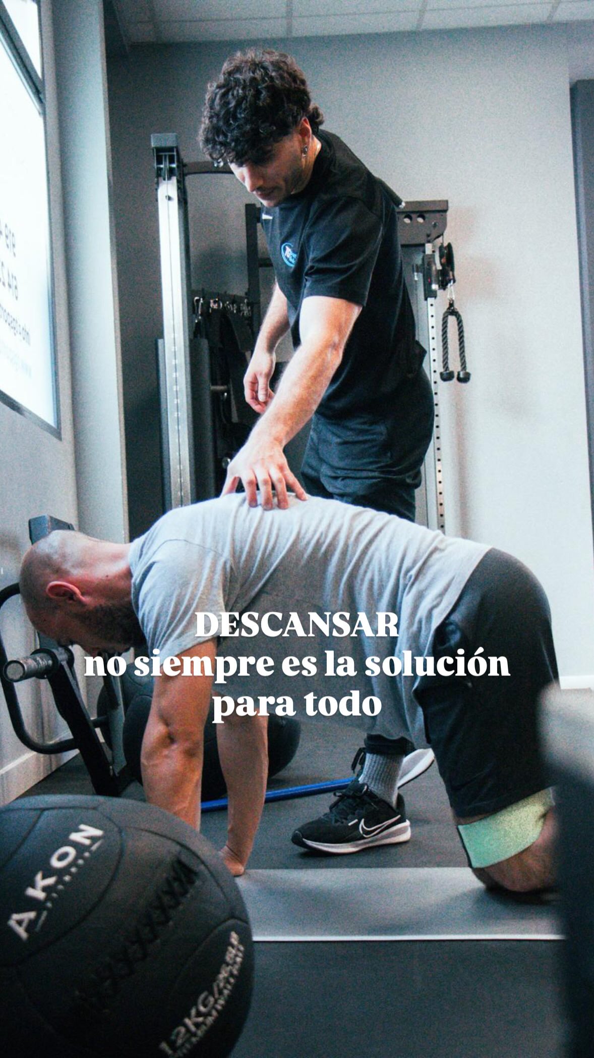 Descansar no siempre es recuperarse 💤💪🏽
Durante años nos han hecho creer que, ante una lesión o dolor, lo mejor es parar por completo. Pero la realidad es que el reposo absoluto solo soluciona una pequeña parte del problema… y a veces incluso lo empeora.
El cuerpo necesita movimiento para curarse. Necesita estímulo, carga progresiva y un trabajo específico que le diga al tejido cómo volver a ser fuerte y funcional.
No se trata de dejar de hacer cosas, sino de hacer las adecuadas.
No es parar, es adaptar.
No es reposo, es recuperación activa.
Un ejercicio bien elegido puede ser mucho más terapéutico que días sin moverte.
Recuperarse no es esperar… es trabajar con intención. Trabajar con TG SPORT CLINIC.
#entrenamiento #rehabilitacion #pinardechamartin