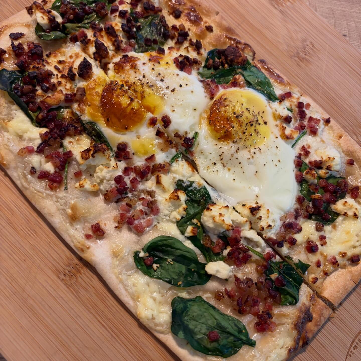 Ihr Lieben, der Mittagstisch ist wieder für Euch gedeckt. Diesmal mit Flammkuchen à la Popeye mit Eiern von Bauer Vagt und Spinat (8€), einem Feldsalat mit feinem Ziegenkäse und Honig (7€) und einer kräftigen Kartoffelsuppe mit Landbrot von der Bäckerei Muchow (6€). Mittag gibt es bei uns immer neu von Mittwoch bis Montag, 12-14:30h und damit auch am Wochenende. Lasst es Euch schmecken. #todendorf #dasguteliegtsonah #brunswig1871 #stormarn #caféliebe