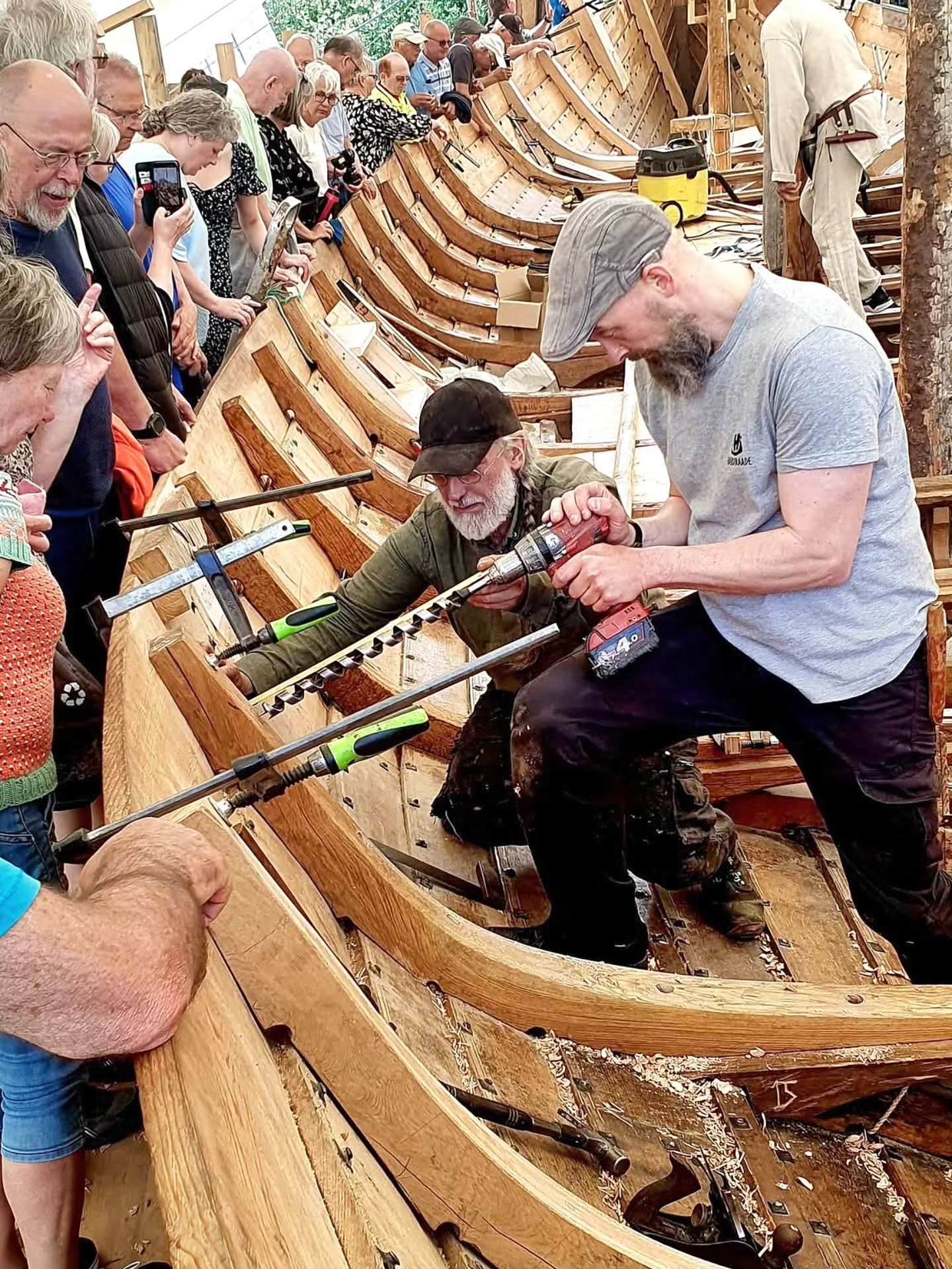 It's really fun and rewarding to see how many people visit the yard on a daily basis! 😀
Talking about ship building and sharing goodies from history is something we'll never get tired of. 🪓
#norwegianvikings #boatbuilding #vikingship #vikinghistory #hardraade #visitnorway