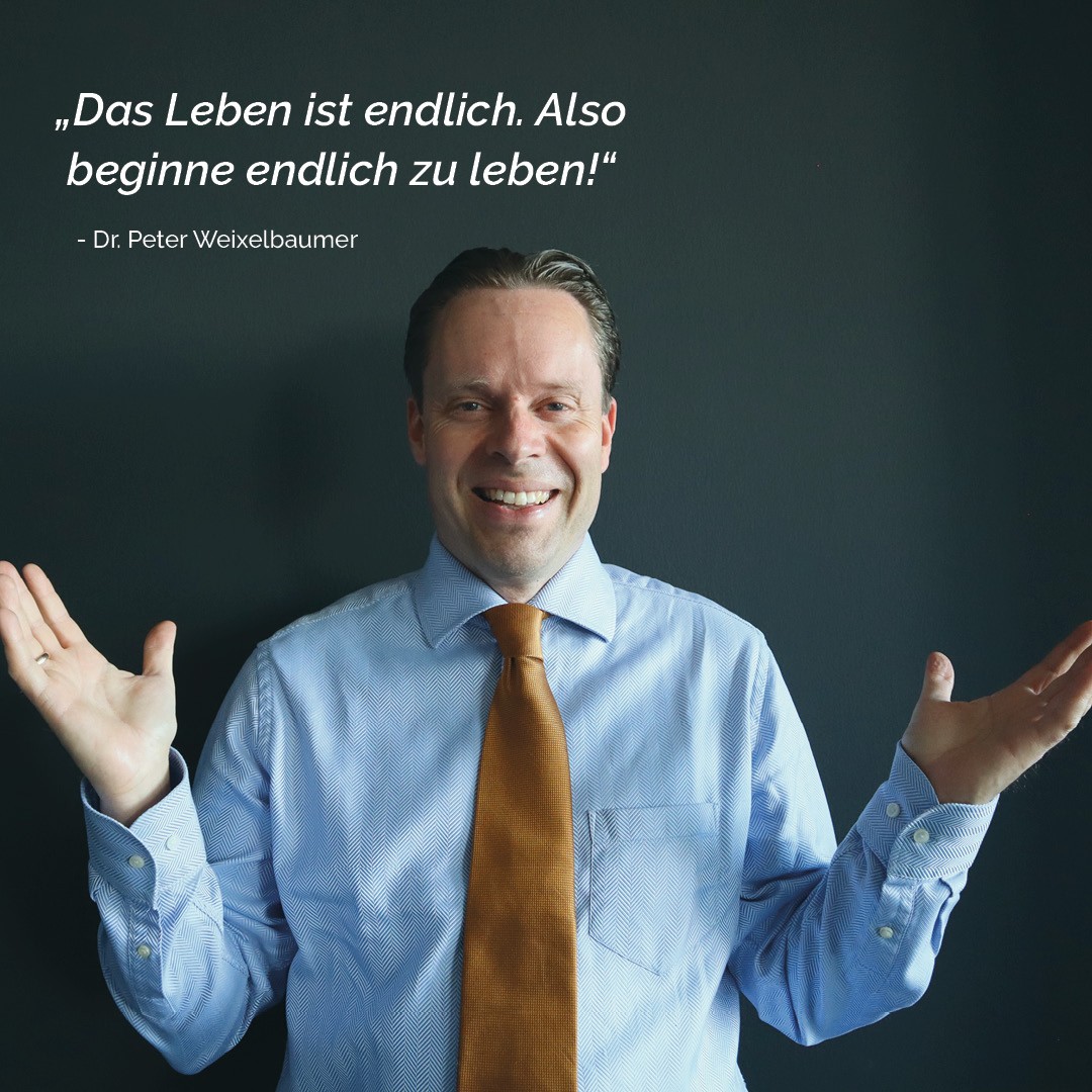 ENDLICHKEIT IST KEINE LAST, SONDERN DAS WESENTLICHE LEBENSELIXIER
Stellt euch vor, alles wäre endlos: endlos gutes Essen, endlos feine Drinks, endlos Party und Spaß. OK, klingt ad hoc verlockend, aber es wäre letztlich nicht mehr besonders - im Gegenteil: Das zehnte Wiener Schnitzerl oder die x-te Gemüselasagne hintereinander schmecken nicht mehr, die Dauerparty kann nur fad werden und die ganze Zeit nur der feinste Wein oder das kühlste Bier machen höchstens krank, aber sicher nicht das Leben prickelnder.
Gleiches übrigens im Business: Erfolg ist ein zentrales Ziel. Aber endloser Erfolg ist ein unerreichbares und letztlich nicht erstrebenswertes Target. Denn um Erfolg zu erreichen und zu genießen, braucht es auch Misserfolge - und den Weg zum Erfolg.
Ich werde nie ein Gespräch mit einem amerikanischen Rechtsanwalt in Monaco vergessen, der so reich war, dass er sich ins Privatleben verabschiedet hatte, um die Welt reiste - und verzweifelt nach Abwechslung suchte. Er meinte zu mir: "Peter, mir ist so langweilig. Ich habe alles - und ich hasse es." Nun, er hätte es selbst in der Hand gehabt, sein Leben weiterzuentwickeln...
Alles hat sein Ende. Das macht es wertvoll, besonders. Genießt den Moment. Habt große Ziele. Schaut aber auch auf die kleinen (Zwischen)Ziele, oftmals sind das die wirklich großen Ziele. Nehmt aber auch das Auf und Ab des Lebens als wichtige Teile davon an, sie gehören unbedingt dazu, bereichern euer Leben und machen es letztlich vollkommen.
In meinen Coachinggesprächen sage ich auch immer: "Lebt ein buntes, vielseitiges Leben." Und dazu braucht es nicht notwendigerweise viel Geld oder viel Zeit, es ist eine Lebenseinstellung, eine Entscheidung, die jeder für sich jeden Tag, jede Sekunde treffen kann. Also, speedig bleiben! :) Und im schönsten doppelten Sinne: "Das Leben ist endlich. Also beginnt endlich zu leben."
#management #leadership #karriere #zieleerreichen #zufriedenheit #glück #strategie #erfolg
