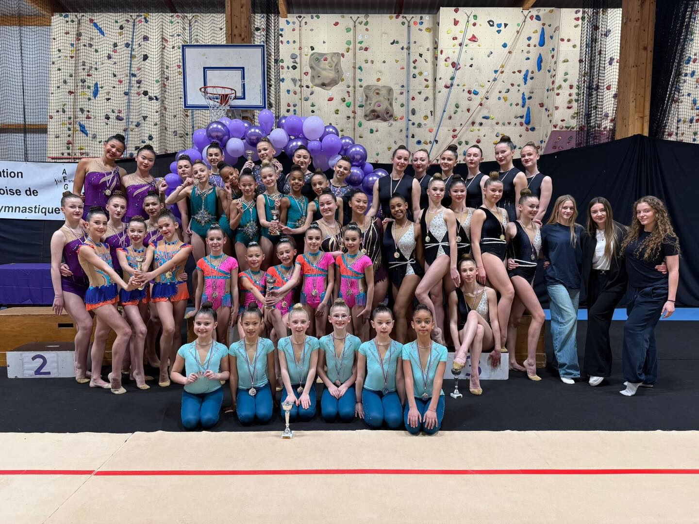 Compétition départementale
Première compet’ départementale en équipe
Une entrée dans la saison équipe pleine d’énergie et de détermination.
16 équipes engagées
Du stress, des cris, des sourires et beaucoup (beaucoup) d’émotions 🤍
Résultats ?
Une avalanche de 1ères places (14 équipes)🥇🥇🥇
Et 2 superbes 2èmes places 🥈🥈
Des équipes au top, une ambiance de folie, et une saison parfaitement lancée
Merci au club de La Ferte sous jouarre pour l’organisation de cette compétition.
#Competition #gymnasts #77 #equipes