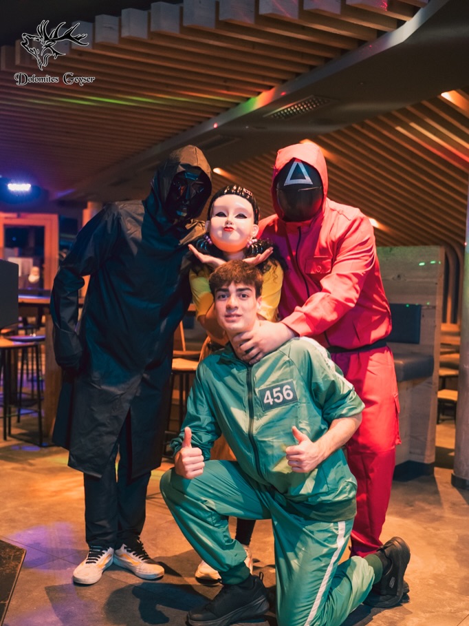 🎭 Prima lavorano.
Poi si mascherano.
Poi alzano il livello.
Quando lo staff entra nel mood e Fabio guida il gioco,
capisci che la serata non può essere normale.
Non è solo servizio.
È energia. È squadra. È casino fatto bene 🔥
E se martedì ti sei divertito così tanto…
adesso sai chi ringraziare 😉
Se non c’eri, tranquillo.
Recuperiamo presto.
✨ Dolomites Geyser Restaurant Apres Ski -
Pozza di Fassa
Info e prenotazioni link in bio
#dolomitesgeyser #valdifassa #geyservibes #carnevale