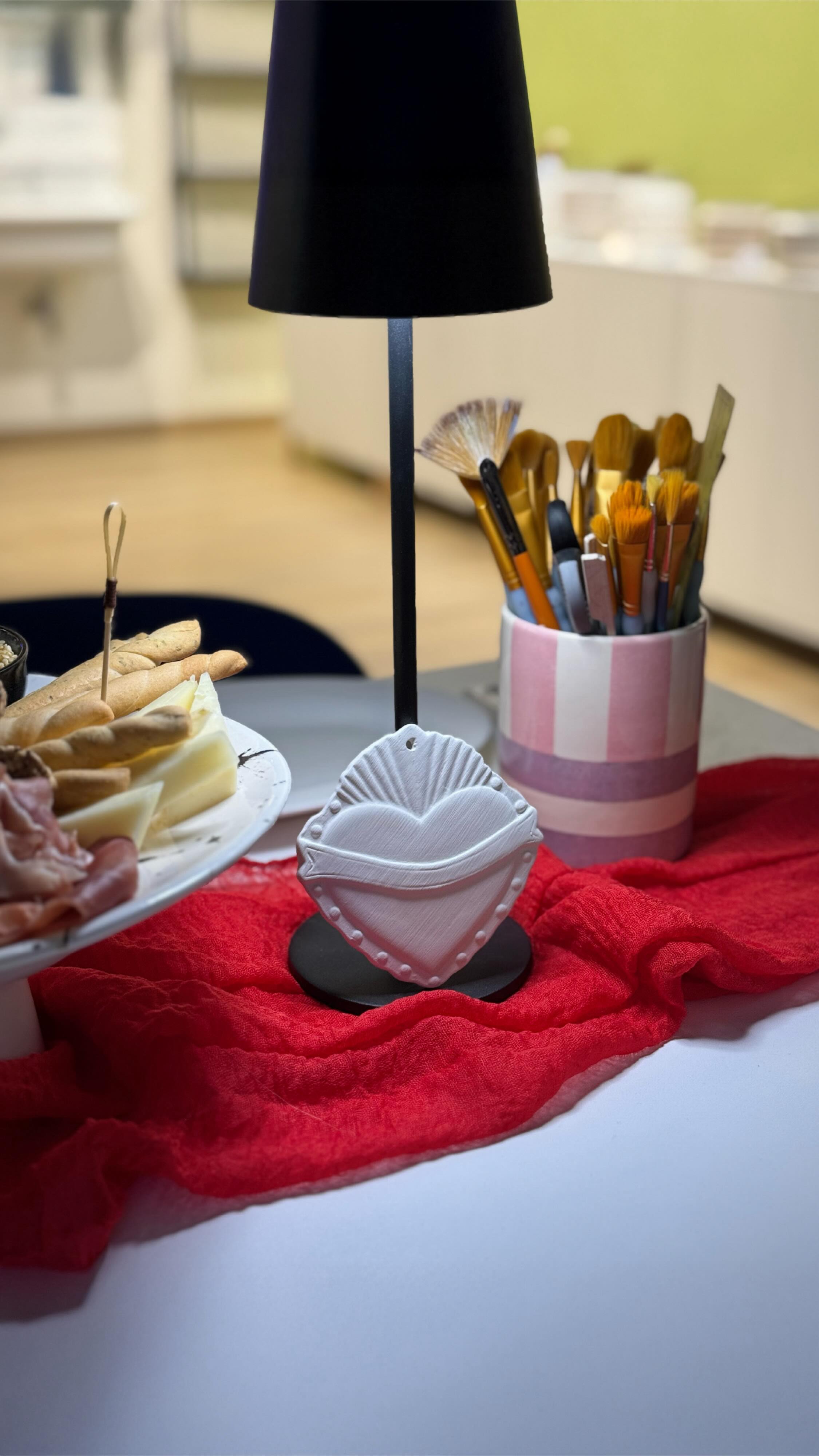 ♥️ Retour sur notre soirée spéciale Saint-Valentin chez Manifik…
Hier soir, l’amour était à l’honneur autour de la peinture sur céramique 🎨
Des couples, des regards complices, des rires, des créations uniques…
�Tout était réuni pour vivre un moment inoubliable.
✨ Tables décorées avec soin�🎶 Playlist chill et romantique�🧀 Planchettes à partager�🥂 Boisson comprise�🤍 Et un mini cœur ex-voto offert à peindre
Une soirée placée sous le signe de la créativité, de la douceur et du partage.
Merci à tous les couples venus célébrer l’amour autrement, à travers un moment créatif et convivial chez Manifik.
soirée Saint-Valentin Strasbourg - activité en couple Strasbourg - peinture sur céramique Strasbourg - atelier créatif Strasbourg - idée sortie Saint-Valentin - activité originale en couple - café céramique Strasbourg - moment créatif et convivial - planche apéritive Strasbourg - atelier créatif adultes Strasbourg - Manifik céramique café - céramiques originales