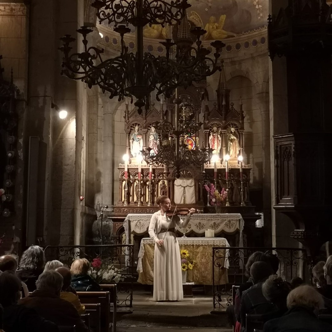 💒😇 Sainte Anastasie sous le charme et la magie de la violoniste Natacha Triadou 🎻 (Bach, Locatelli, Saint-Lubin, Albeniz Biber et Paganini...).
Très beau concert, magnifique soirée, merci !
La saison culturelle de Culture Hautes Terres communauté débute bien 👏
@fondationdupatrimoine @hautesterrestourisme
#JEP2021 #adesa #concert #violon #culture #patrimoine #sainteanastasie #hautesterrescommunaute #fondationdupatrimoine #cantal #auvergnerhonealpes #cantalauvergne
