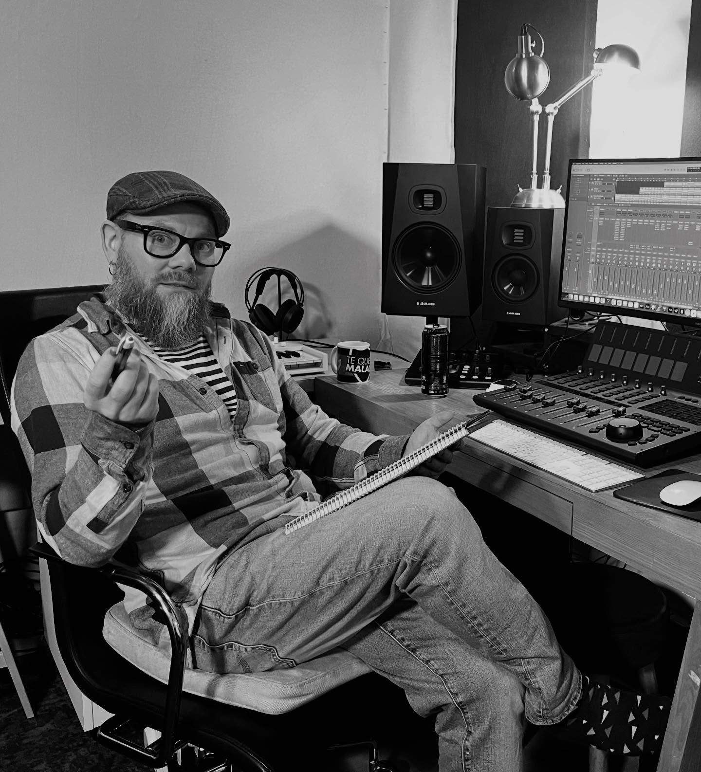 recording, editing, mixing, producing. There is magic on the air 😃🎼
#recording #musicproducer #audioengineering #mixing