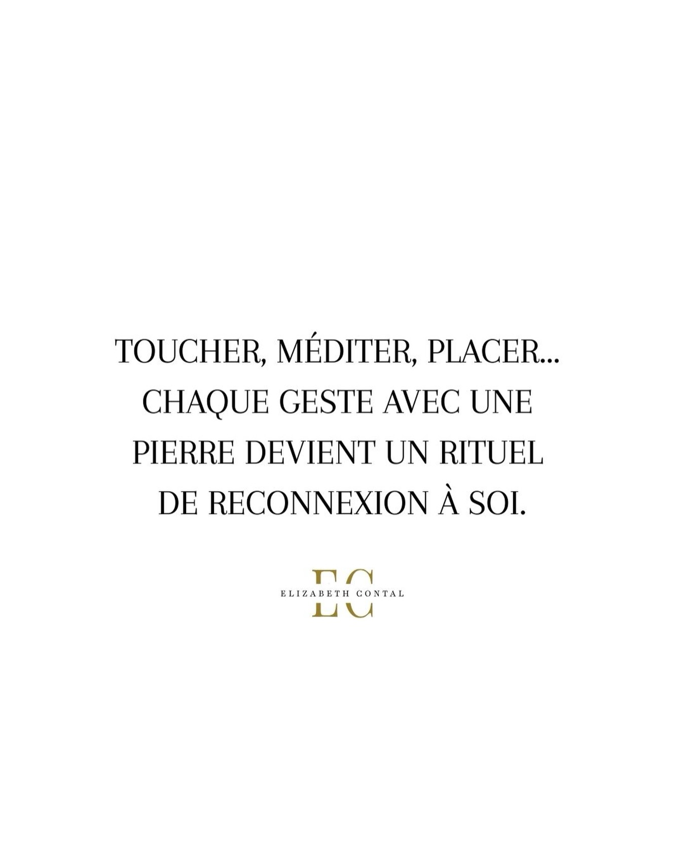 S’accompagner d’une pierre, c’est une façon simple de vous rappeler de revenir à vous dans la journée. La toucher ou la garder près de vous peut vous aider à ralentir, à respirer et à vous recentrer quand tout va un peu vite.
✨Par exemple, vous pouvez la garder dans votre poche pour la serrer doucement lors d’un moment de stress, la poser sur votre table de nuit pour prendre quelques respirations avant de dormir, ou la tenir quelques minutes le matin pour poser une intention pour votre journée.
Certains aiment aussi la placer près d’eux pendant une pause ou un temps calme pour se reconnecter à leurs ressentis.
Avec le temps, elle devient un petit repère, un soutien discret qui vous invite à plus de douceur, de présence et d’écoute intérieure au quotidien ✨
Et vous, préférez-vous porter une pierre sur vous, méditer avec, ou simplement la garder près de vous dans votre espace ? 💬