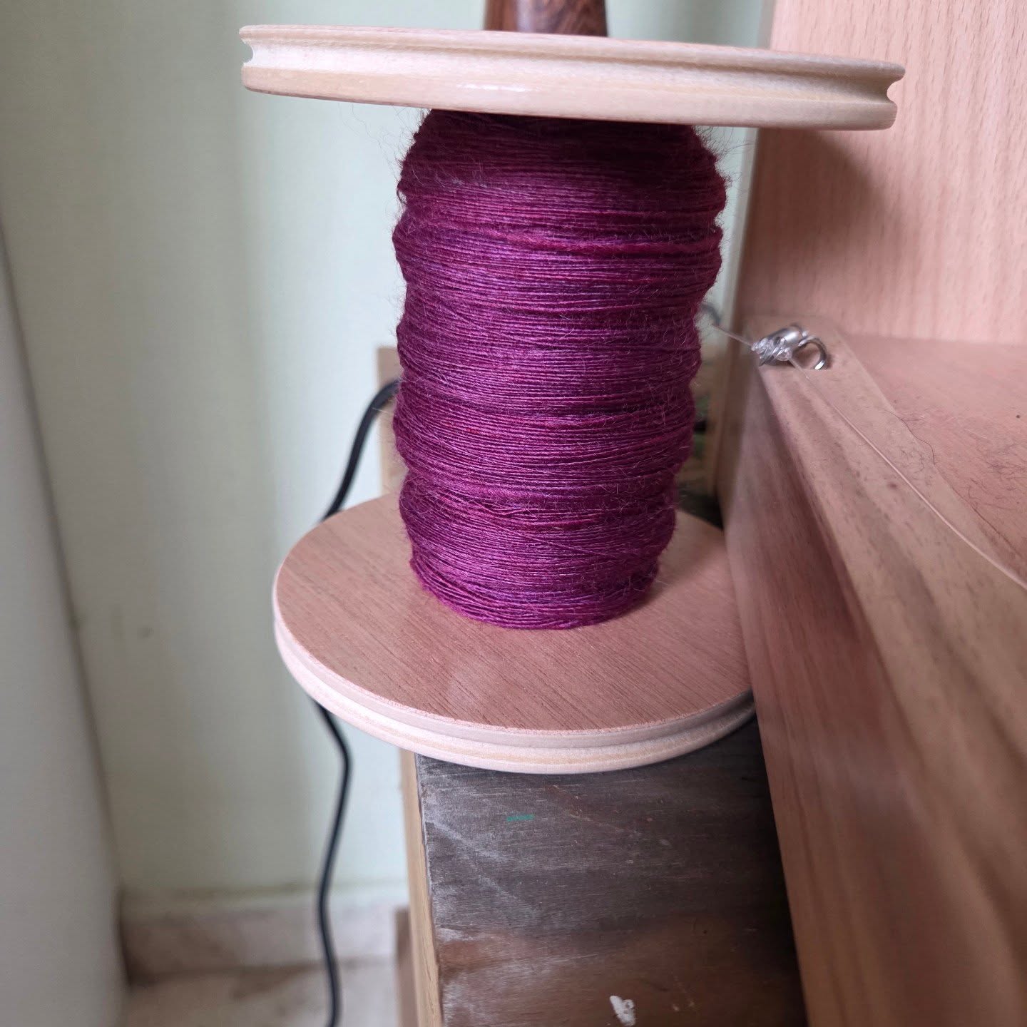 First bobbin is finished 🤩
Today I decided to prepare all the fiber for the second single. I can't wait to ply it into yarn.
Also, curious to see what weight do I get 😃
Already thinking about the next color mix. I have several options waiting, and I just love playing with the quantities of each color to get the exact shade I'm after.
Creative and mindfulness... I love spinning! 🥰😍
.
.
.
#spinningyarn #colorblendfibers #makingmyownyarn #blendingfiber #knitofthedragon