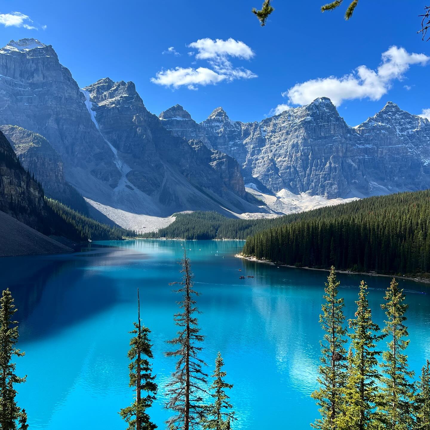 Las majestuosas Montañas Rocosas se alzan como gigantes de la naturaleza. Sus picos cubiertos de nieve y sus lagos de color azul turquesa se funden con el cielo, mientras que sus valles verdes y ríos cristalinos pintan un retrato de serena grandeza de nuestro planeta #shotoniphone #NoFilter #RockyMountains #Banff #Yoho #Jasper #Alberta #Canada