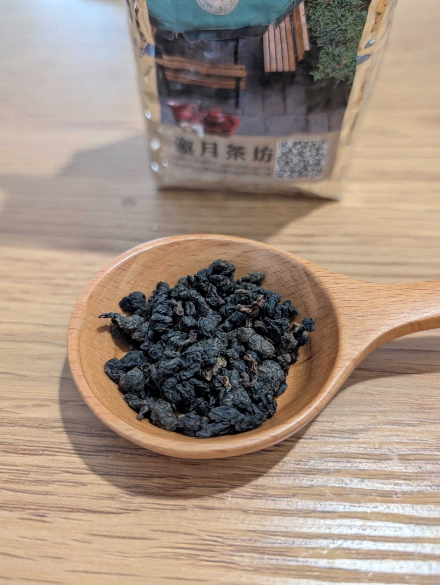 Starting the year of the fire horse by brewing an aromatic honey flavoured Tie Guan Yin (brought from Wenshan district, Taipei, Taiwan)
✨ Each of 12 zodiac signs correspond with five elements: Wood, Fire, Earth, Metal, and Water. Occurring only once every 60 years, the year of the Fire Horse arrived, representing strength, independence, prosperity and dynamic change.
✨ The honey flavour in this Tie Guan Yin comes from partial oxidation and a carefully and repeatedly heated process. Through this heat, the leaves develops sweet honey-like aromas.
✨ Taiwan’s climate and slower growth can increase aromatic concentration, giving more depth to transform during roasting.
✨ A dark roasted tie guan yin with its unique nutty and honey-like aromas feels perfect for this lunar year. It warms you up during winter days, and grounds you as we navigate this fiery year 🐎
#tea #lunarnewyear
#firehorse #yearofthefirehorse #tieguanyin