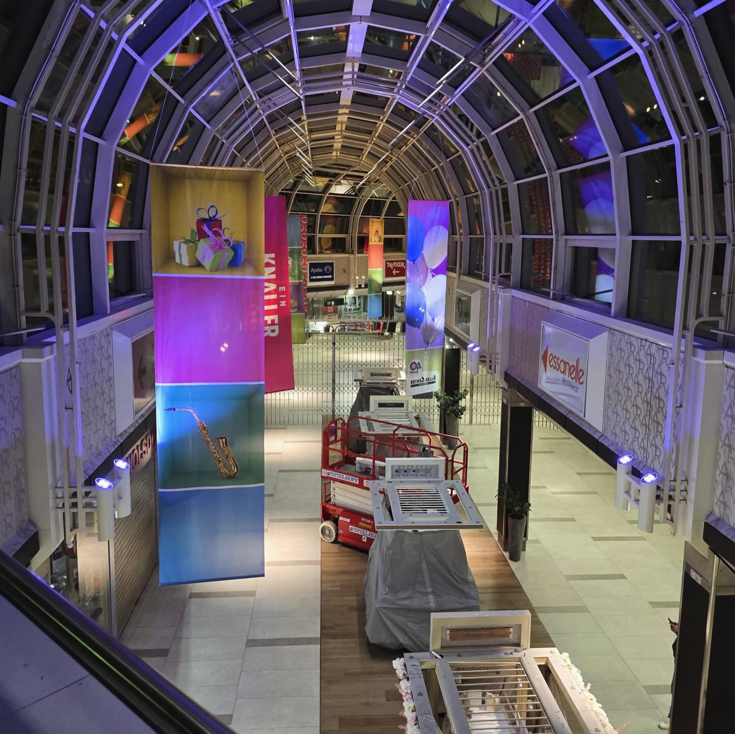 🌓 Nachteinsatz im Allee-Center Remscheid zum 40-jährigen Jubiläum. Produktion, Druck und Montage der Deckenfahnen – präzise umgesetzt mit Steigereinsatz außerhalb der Öffnungszeiten.
Großformatige Jubiläumskommunikation mit maximaler Sichtbarkeit im Center. Alles aus einer Hand: Herstellung, Logistik & Montage.
#Deckenfahnen #Jubiläum #Centerwerbung #Großformatdruck #Montage Nachteinsatz ICDprinting