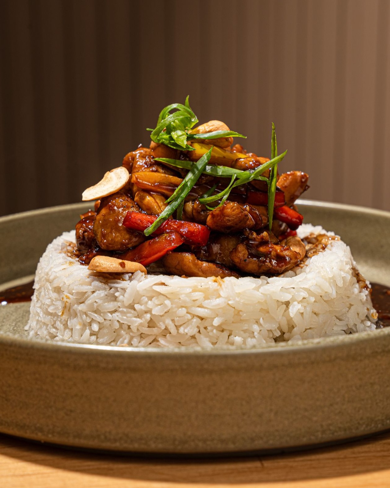 ✨ Presentamos una de las novedades de nuestro menú, Cashew Chicken: pollo al mejor estilo Kan Kan, con pimientos morrones, semillas de cajuil sobre arroz blanco.
Una elección perfecta para quienes aprecian el sabor, la elegancia y ese toque único que transforma la experiencia en la mesa.
Te esperamos. 🤌🏽