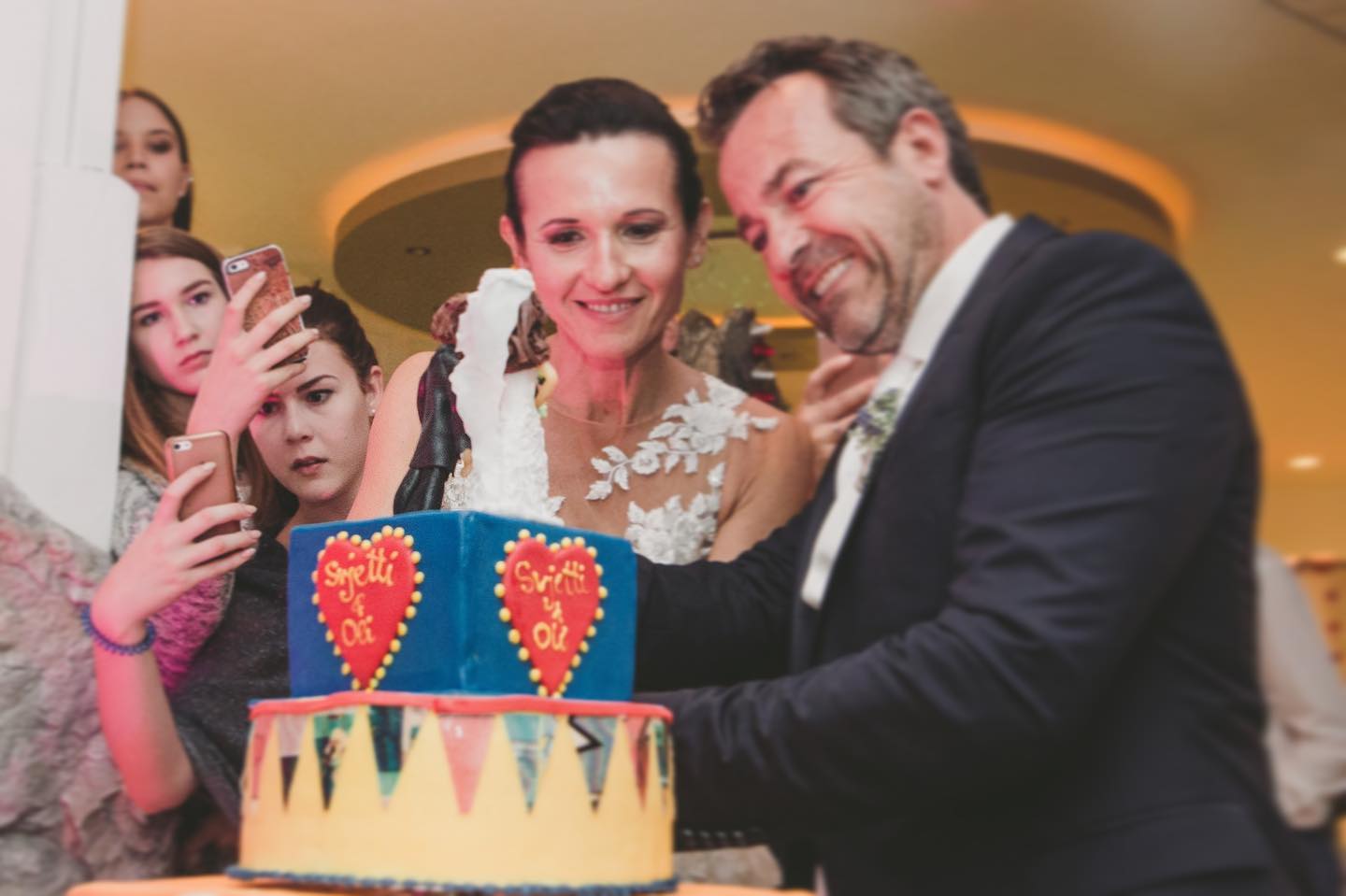 Wedding time is picture time. How many cameras can you count? Sometimes it is really hard to compete but this time I was in the right place. #brideandgroom #instabride #weddingblog #hochzeit #weddingdreams #weddinglocations #hochzeitstag #traumhochzeit #THEVINCENTKEINER #love #hochzeit2020 #weddingjournalism #weddingdocumentary #keinerkenntdichbesser #tvk