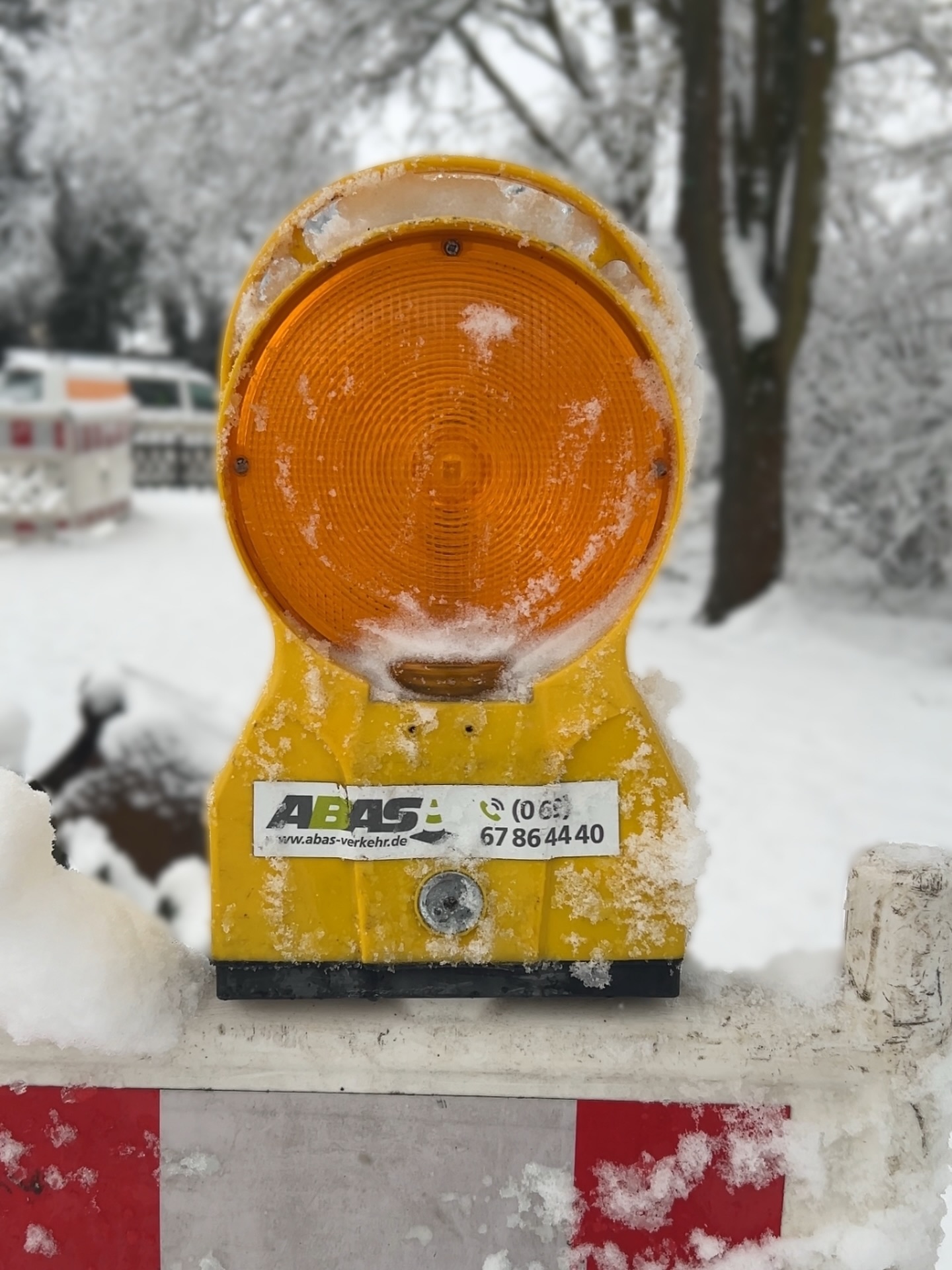 3 Wochen Planung vs. 14 cm Neuschnee. ❄️ Wer gewinnt?
Spoiler: Der Winter hat’s versucht, aber unser Team ist hartnäckiger.
Während die Welt draußen im Winterwunderland versinkt, heißt es bei uns: Logistik-Akrobatik auf Level 100. 🤸♂️
Die Realität an diesem Morgen:
❌ Anfahrt zur Baustelle? Eine Ewigkeit.
❌ Fahrbahnmarkierungen? Halten nicht auf Eis.
❌ Unser Zeitplan? Schmilzt schneller als der erste Schnee.
Warum ihr uns trotzdem an der Baustelle seht? Weil „geht nicht“ bei uns nicht im Schichtplan steht. Flexibilität ist unser Treibstoff und Plan B haben wir quasi im Handschuhfach. 🚛🔥
Egal ob Petrus heute Frühling oder Arktis spielt: Wir bringen Baustellen sicher an den Start. Kalt erwischt? Nicht mit uns. 😜
Chaos-Morgen oder entspanntes Kaffeetrinken: Wie sieht’s bei euch aus? 👇
#BaustellenLife #WinterChaos #Verkehrssicherung #DispoPower #LogistikHelden