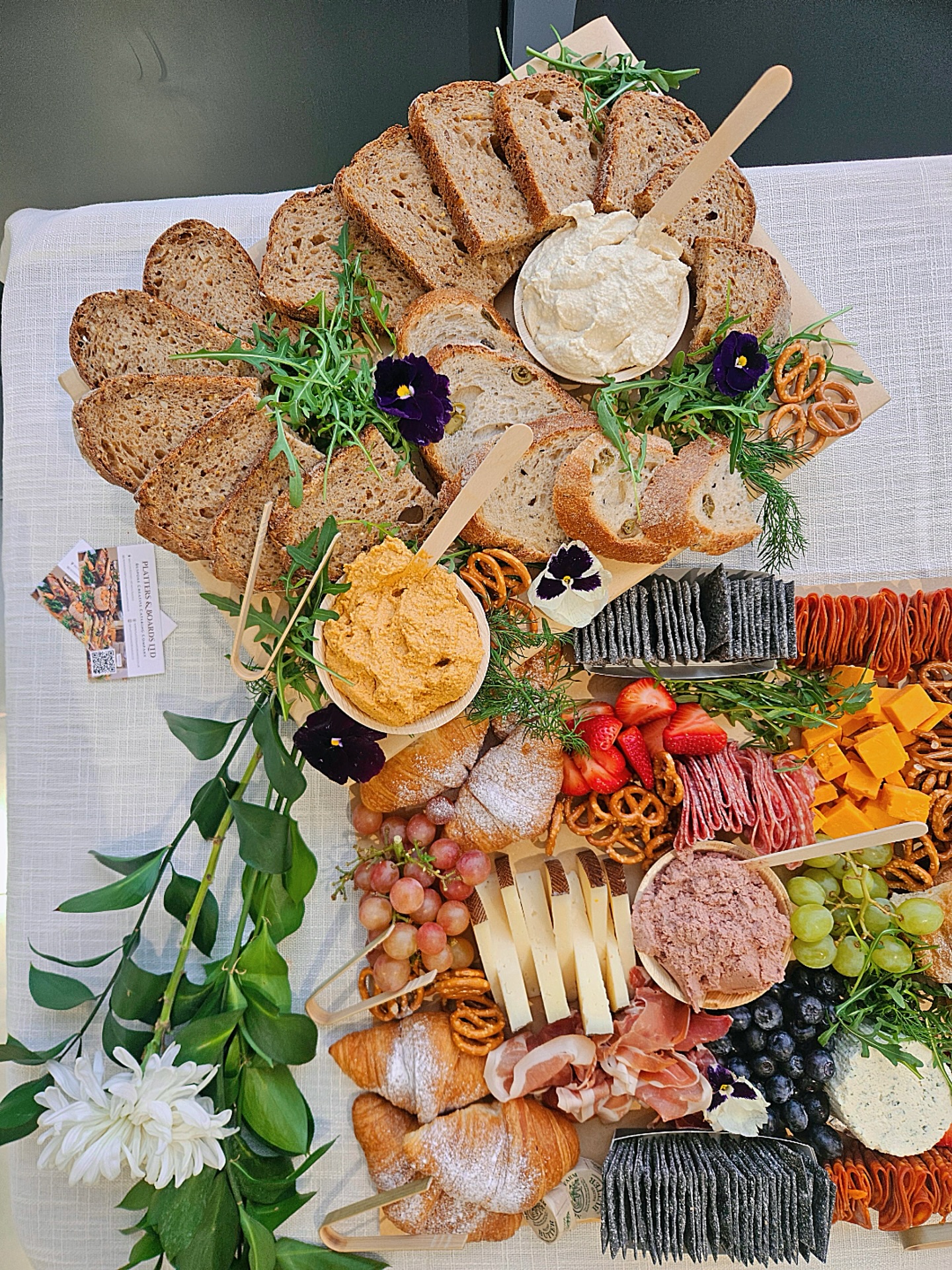A feast for the eyes and the appetite, our grazing tables are stacked with a variety of different foods plus your favorite add-ons 🥐
Flat Grazing Table with some foliage 🌱