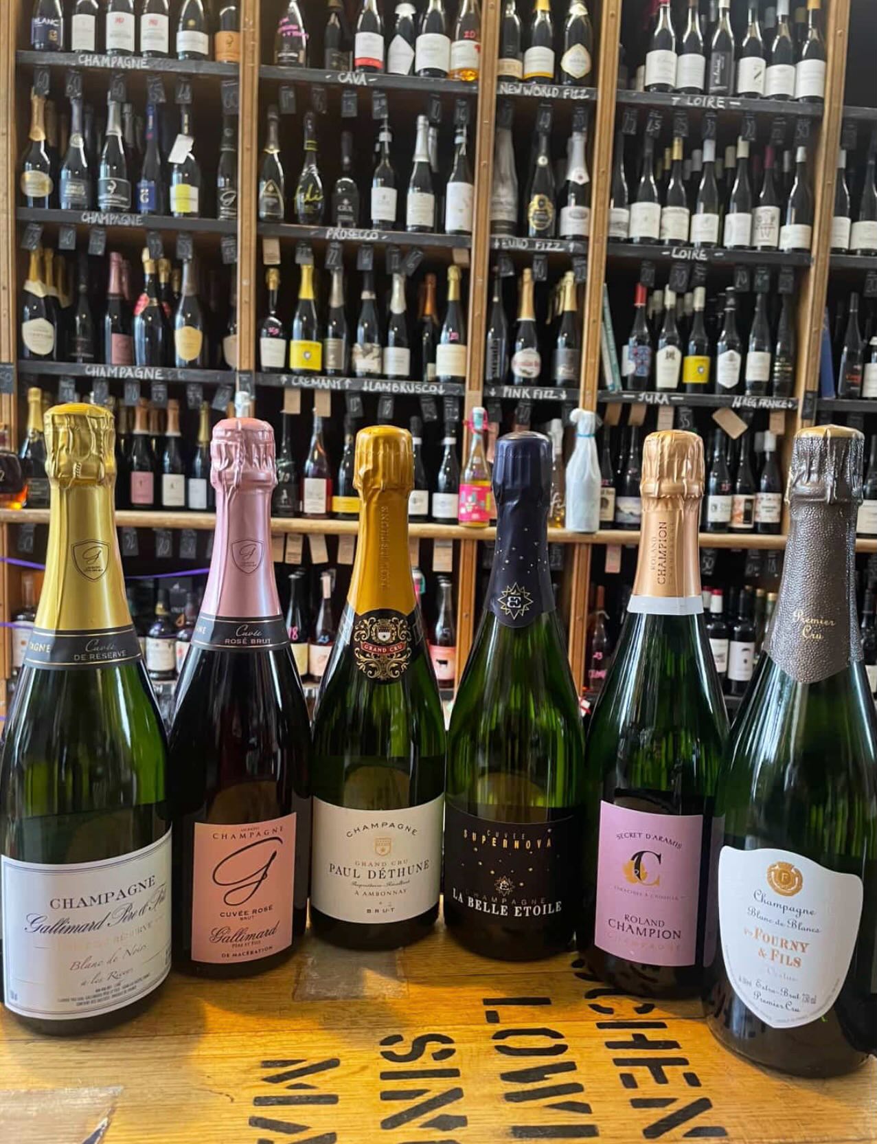 🍾Champagne for under £50! 🍾
We love champagne in here because what is not to love! It’s the celebration drink makes every party feel special! Here are some of our faves for under £50 for when you want to treat yourself and others to a bottle of fizzy fun!
Paul Dethune Brut.
- 70% Pinot Noir and 30% Chardonnay.
- Rich, fruity lemon curd, honeysuckle, chalk and hints of raspberry. Brioche bursts throughout! 🍋🌼🥐
- It’s dry but full and just totally YUM!
Roland Champion Secret D’amaris.
- 55% Pinot Meunier, 10% Pinot Noir, 35% Chardonnay.
- Peaches, nectarines and apple blossom! Th fruit is delicate and there is a hint of herbs that simmer underneath.
- Totally moorish and crisp! 🍑🍏🌸
Fourny et Fils, Blanc de Blanc, Extra Brut.
- 100% Chardonnay.
- Super dry, deliciously creamy throughout with a burst of salinity at the finish.
- Pretty perfect if you are looking for something lively and fresh! 🌊🥂
La Belle Etoile, Supernova Brut.
- 60% Pinot Meunier, 30% Chardonnay, 10% Pinot Noir.
- Apples, ripe melon with freshly baked bread throughout! 🍏🍈🍞
- Long and vibrant with a perfect balance between fruit, citrus and warm pastry.
Gallimard Blanc de Noir and Gallimard Rose.
- Blanc de Noir is 100%. 🍇
- Very generous with its fruit flavour, added hints of red fruit which add a further richness!
- Creamy and textured and moorish! Canny beat it!
- Gallimard Rose is 80% Pinot Noir and 20% Chardonnay. 💓
- Light, crisp and delicate. The red fruit flavour shines with bursts of cherry and strawberry. 🍒🍓
Treat yourself and others to some Champagne because it really is for every occasion! 🍾🥂🇫🇷
#champagne #bubblesbubblesbubbles #blancdeblanc #blancdenoir